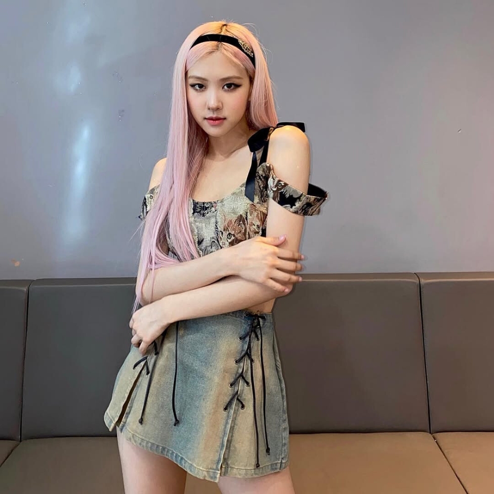 Thành viên BLACKINK với mái tóc hồng và mang đầm jean.