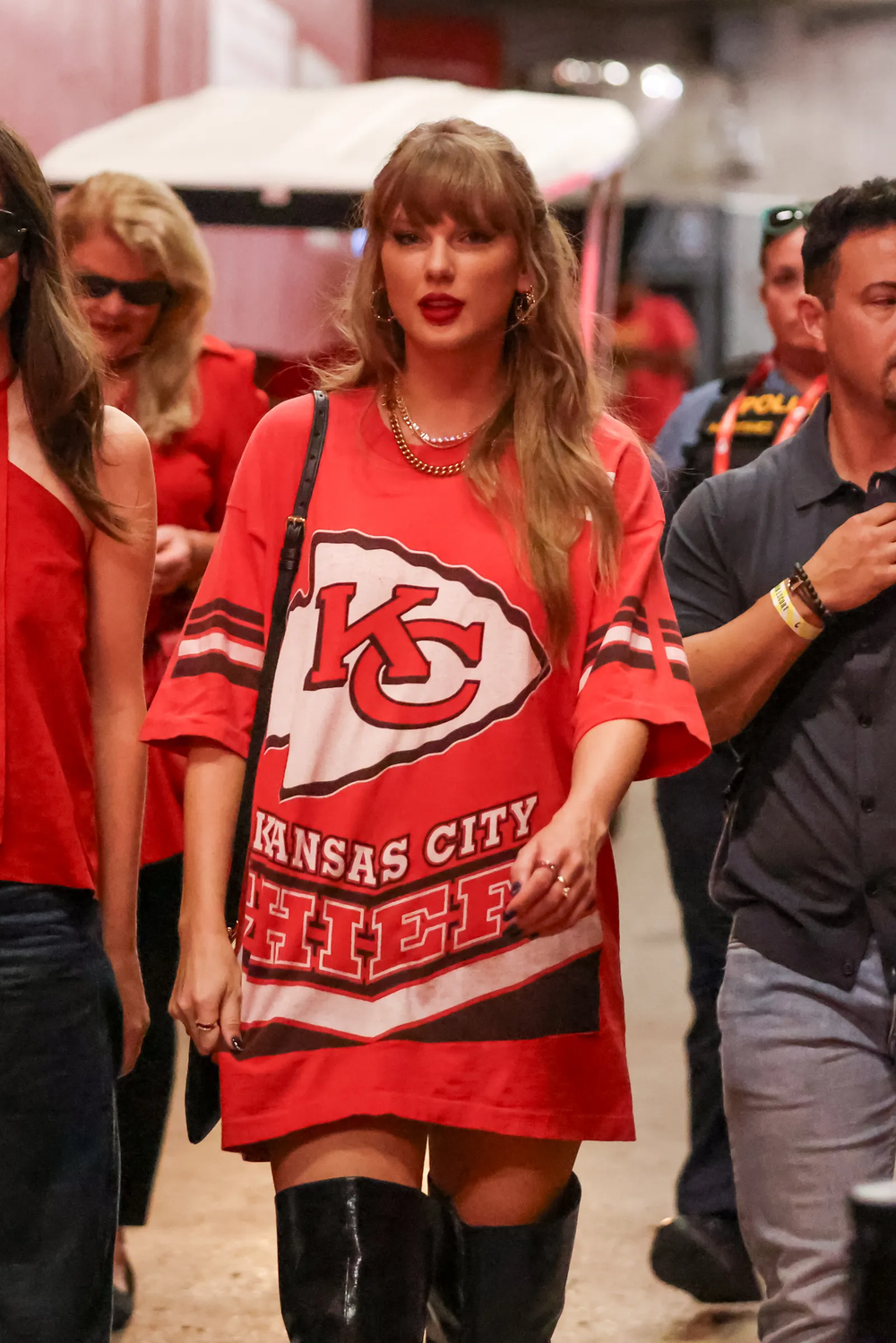 Talor swift diện áo phông oversized