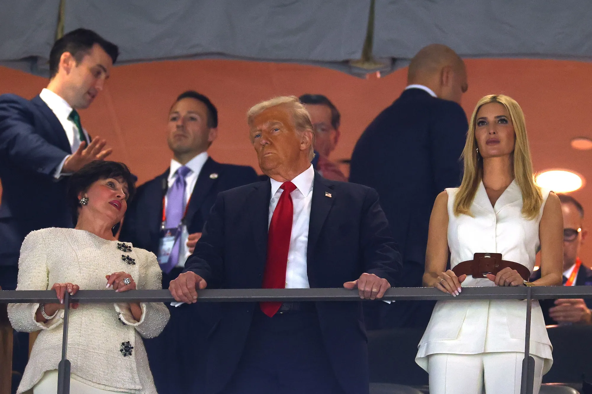 tổng thống trump tham dự super bowl taylor swift