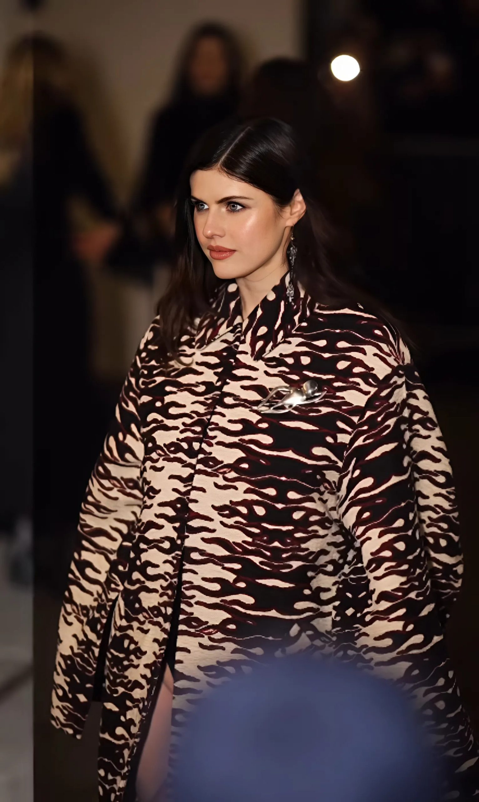 Alexandra Daddario diện thời trang Tory Burch