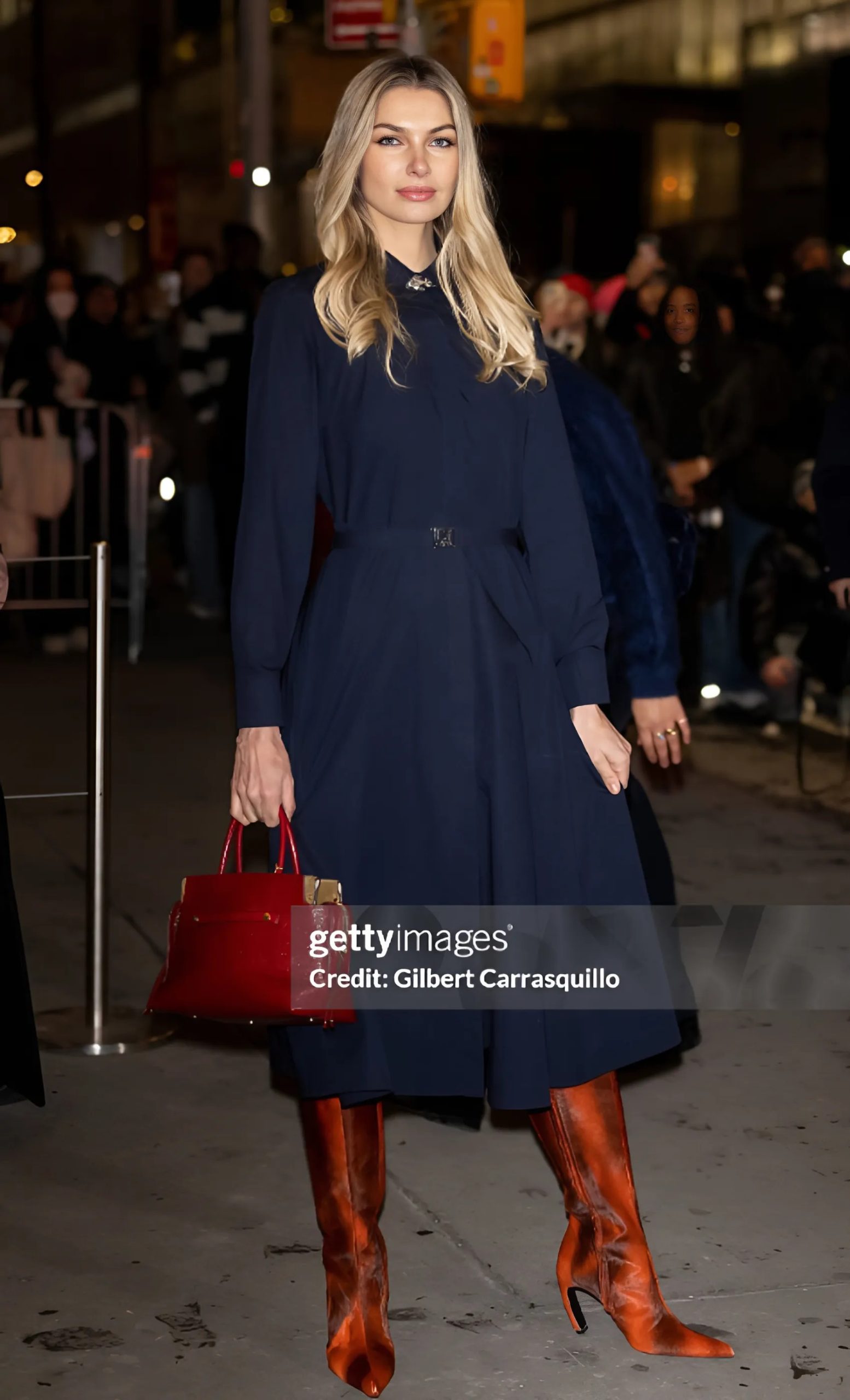 Jessica Hart diện tory burch 