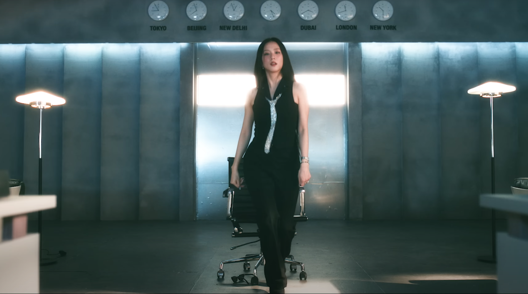jisoo diện cà vạt