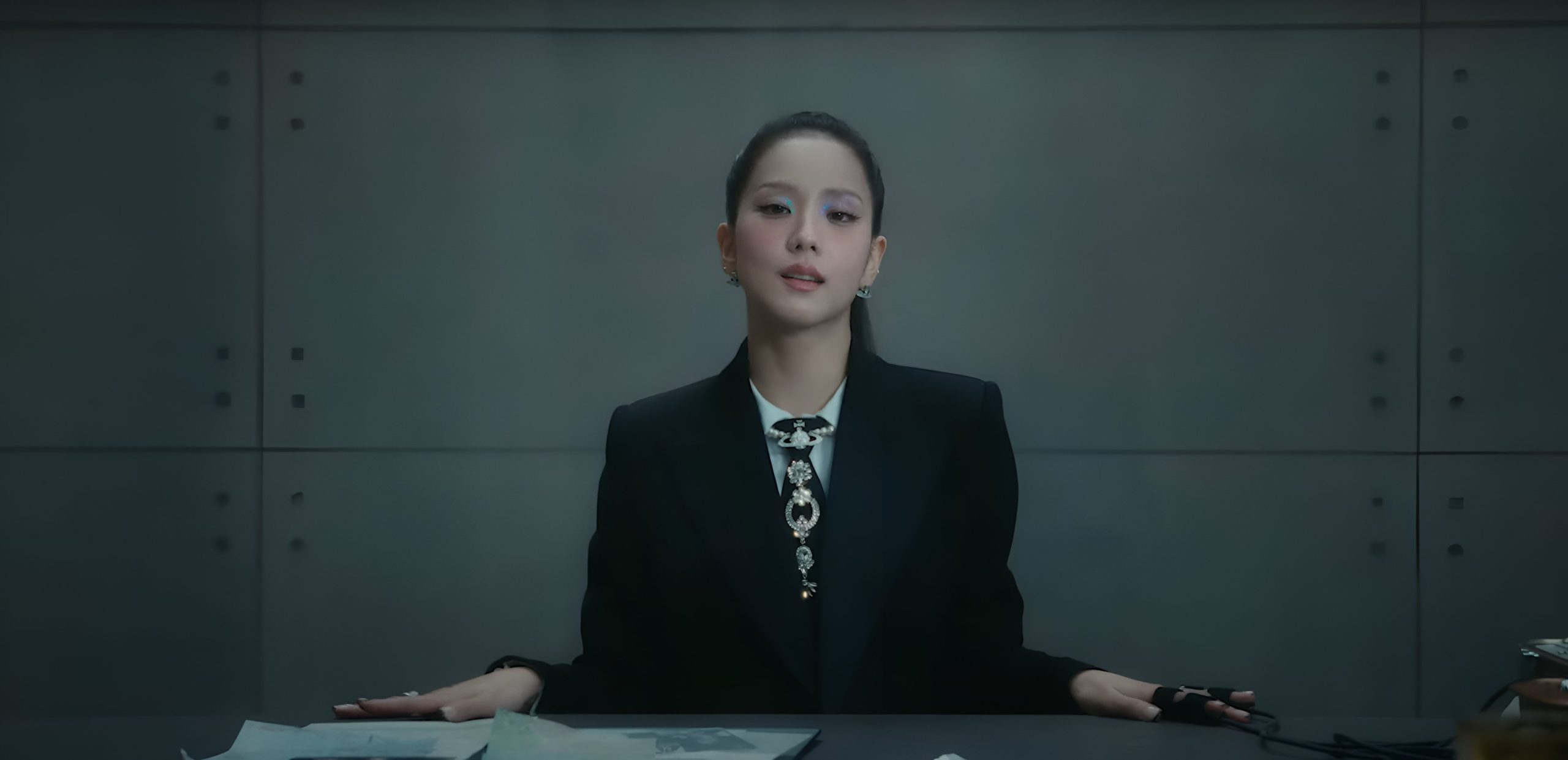 jisoo diện vest đen