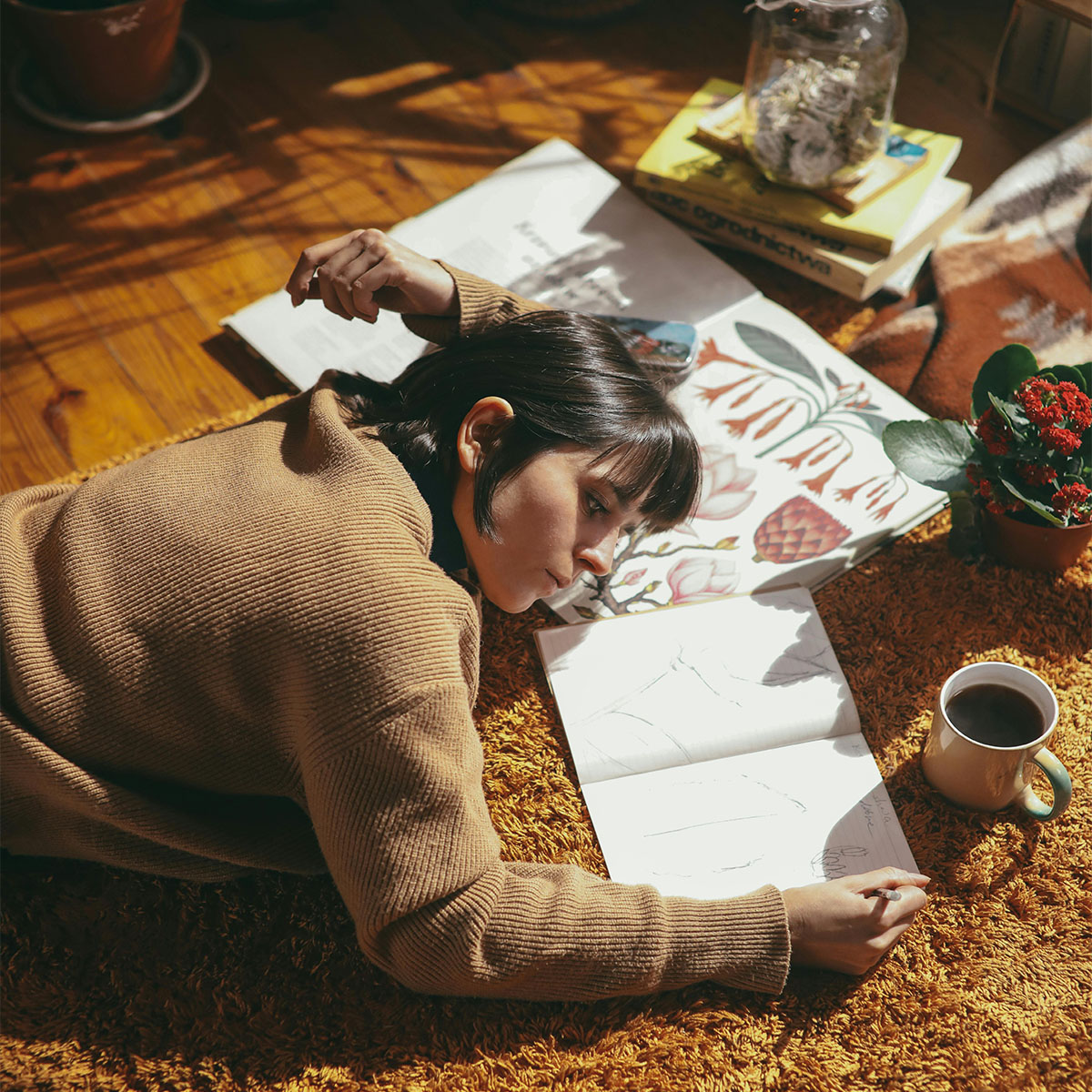 cô gái đọc sách ngừng so sánh tiêu cực nhờ vào các câu thần chú