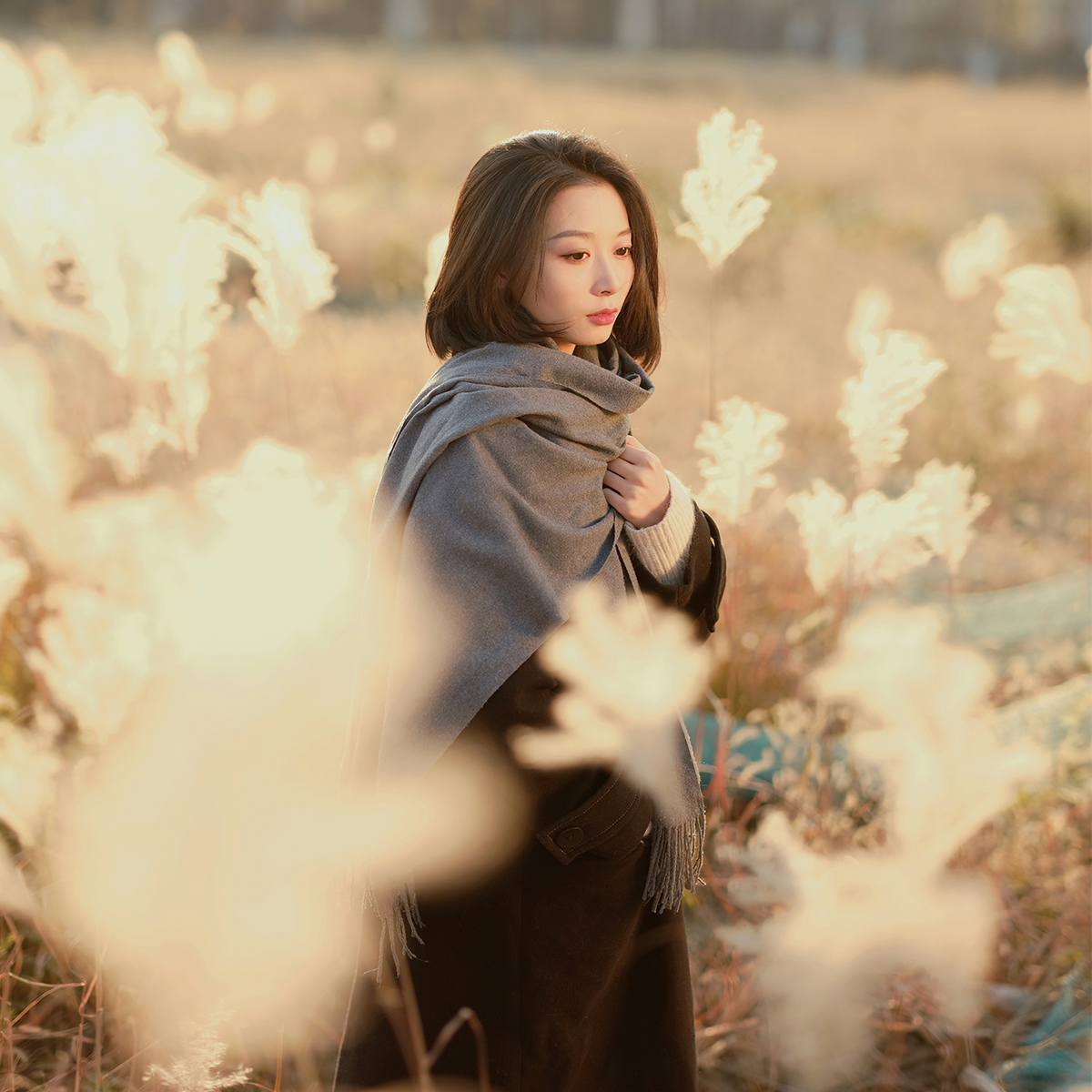 cô gái khăn choàng đứng giữa cánh đồng bông lau ngừng so sánh bản thân tiêu cực nhờ vào các câu thần chú