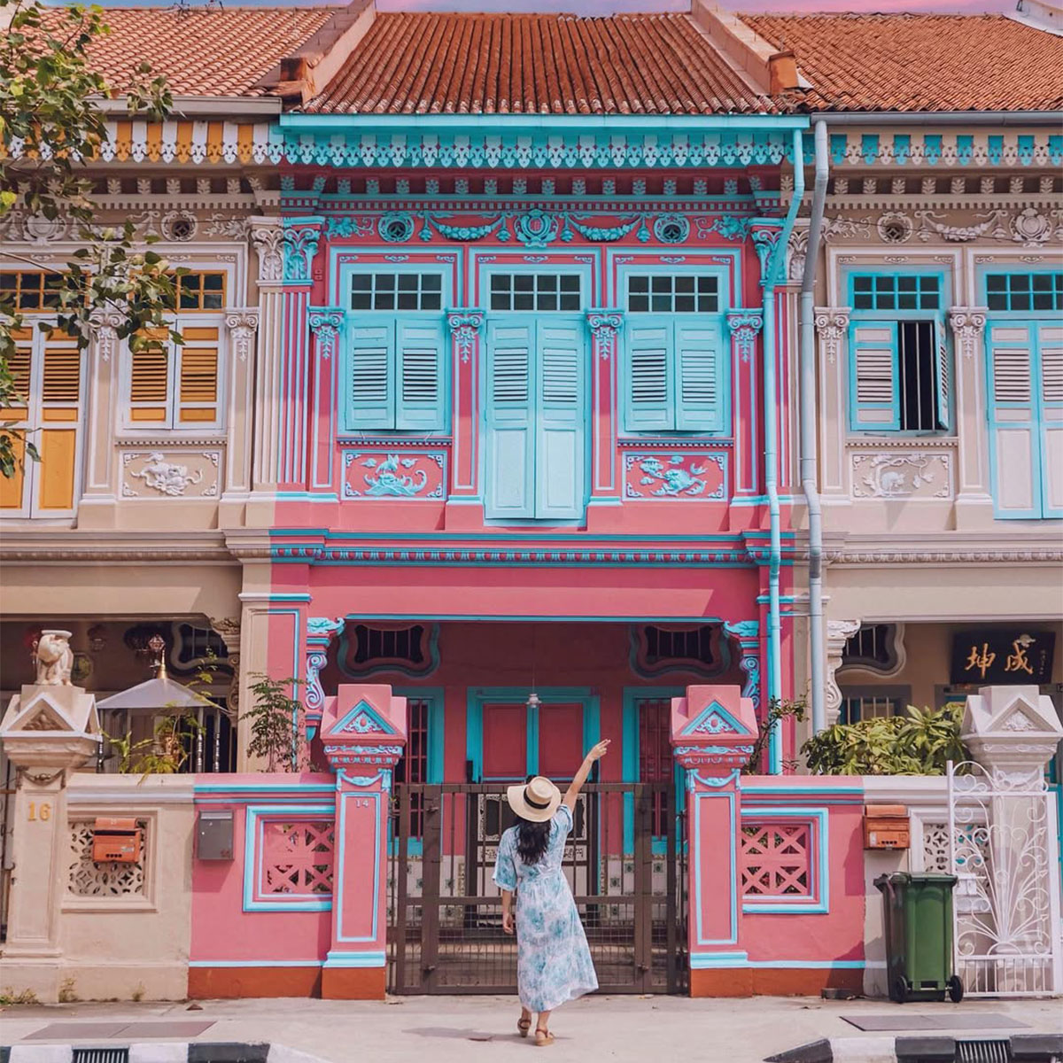 Cô gái dạo phố Joo Chiat có những ngôi nhà Peranakan ở Singapore
