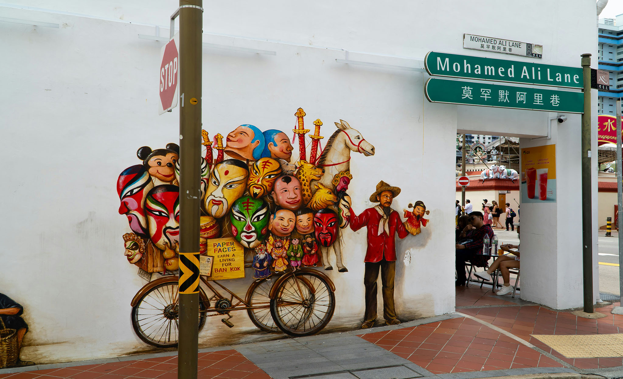 Bức tranh Mặt nạ do họa sĩ Yip Yew Chong ở khu Chinatown Singapore