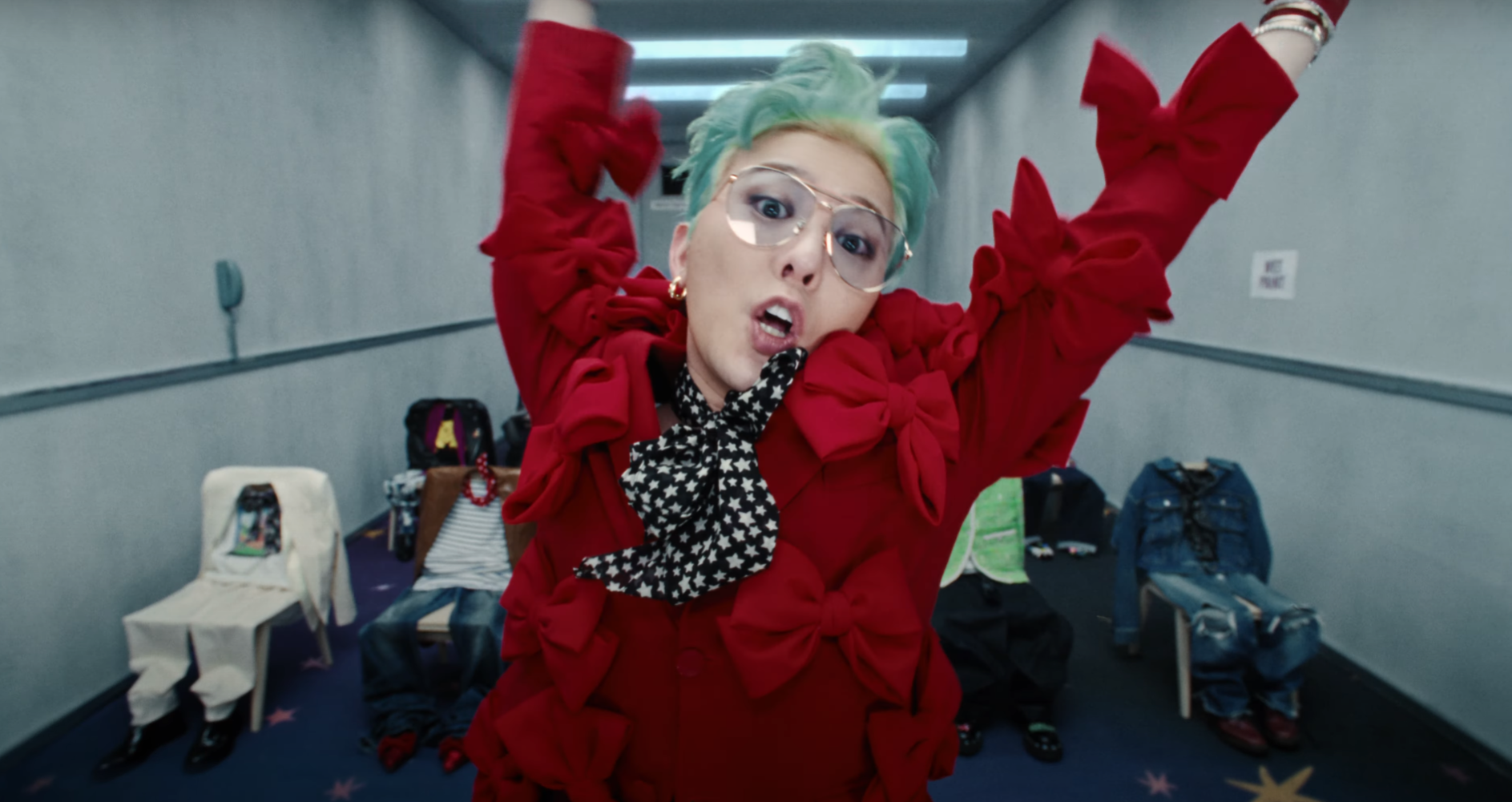 áo đỏ đính nơ g-dragon