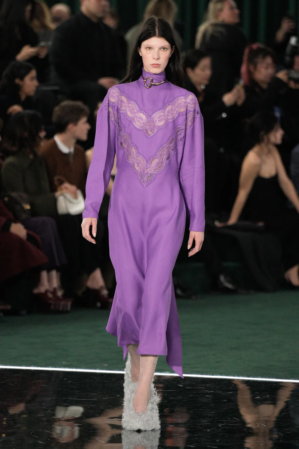 Gucci đầm tím ren