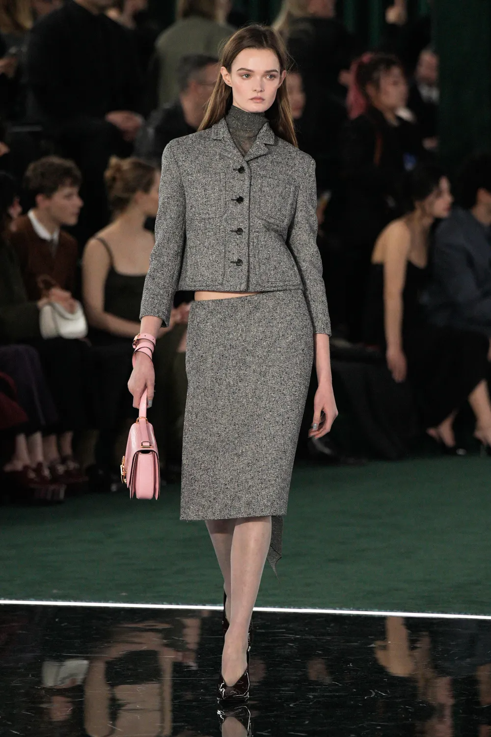 váy xám phối vest gucci