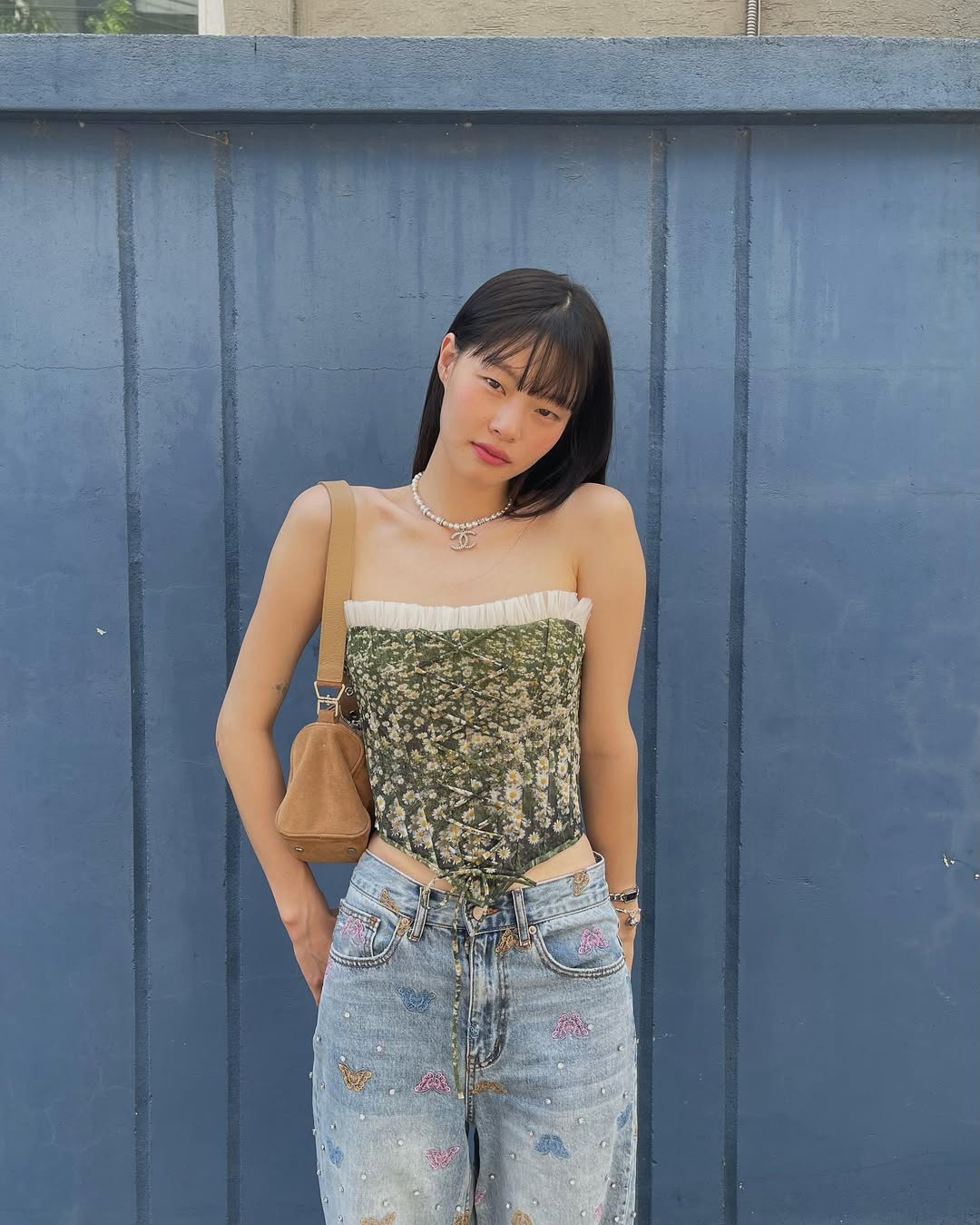 áo corset hoa nhí xanh lá và quần jeans