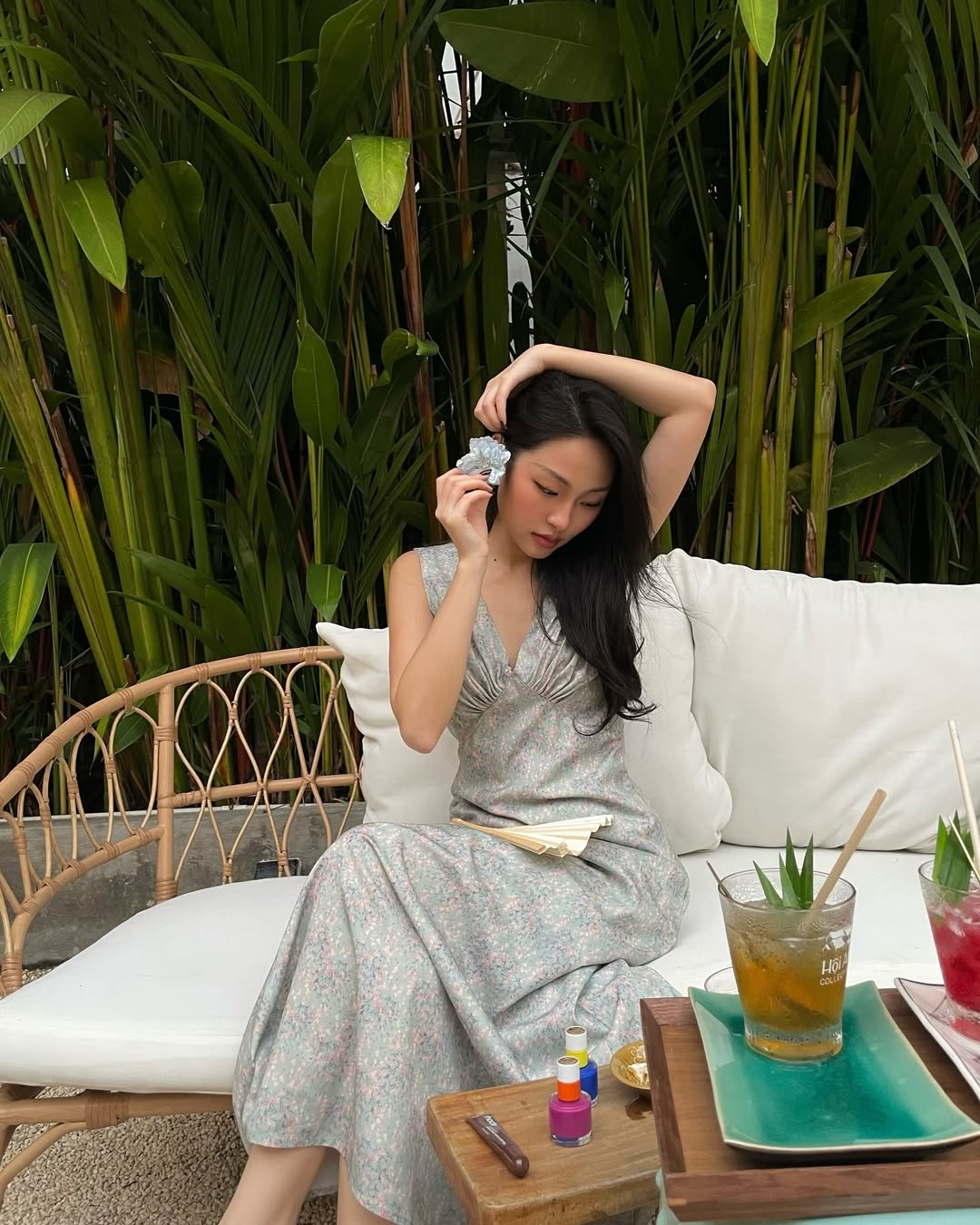 đầm hoa nhí màu xanh dài xẻ ngực