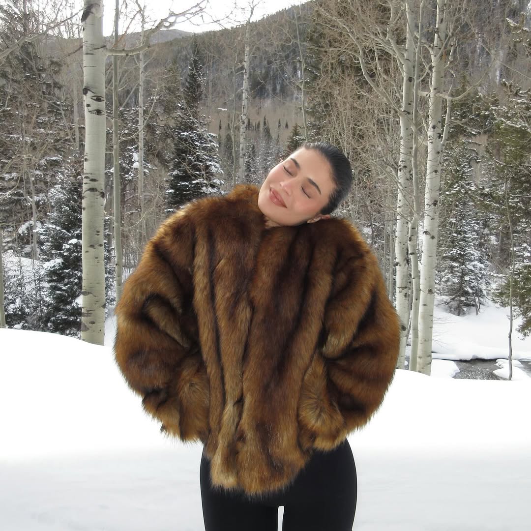 kylie jenner thời trang tuyết 