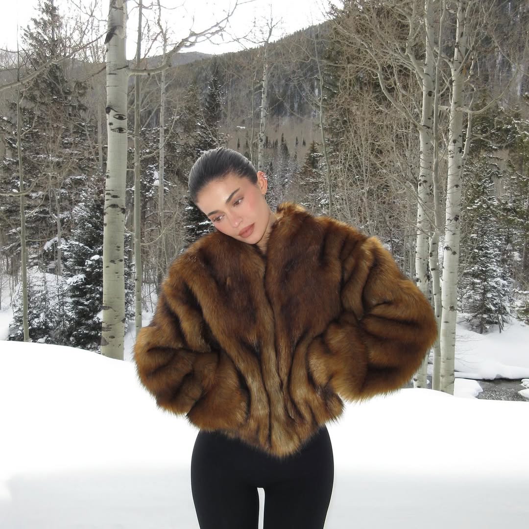 kylie jenner thời trang tuyết