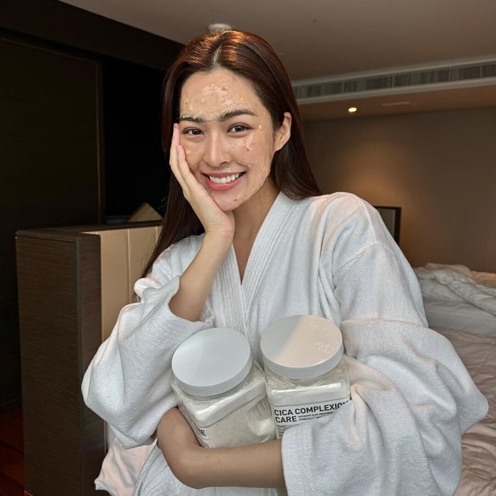 Lingling Kwong đắp mặt nạ.