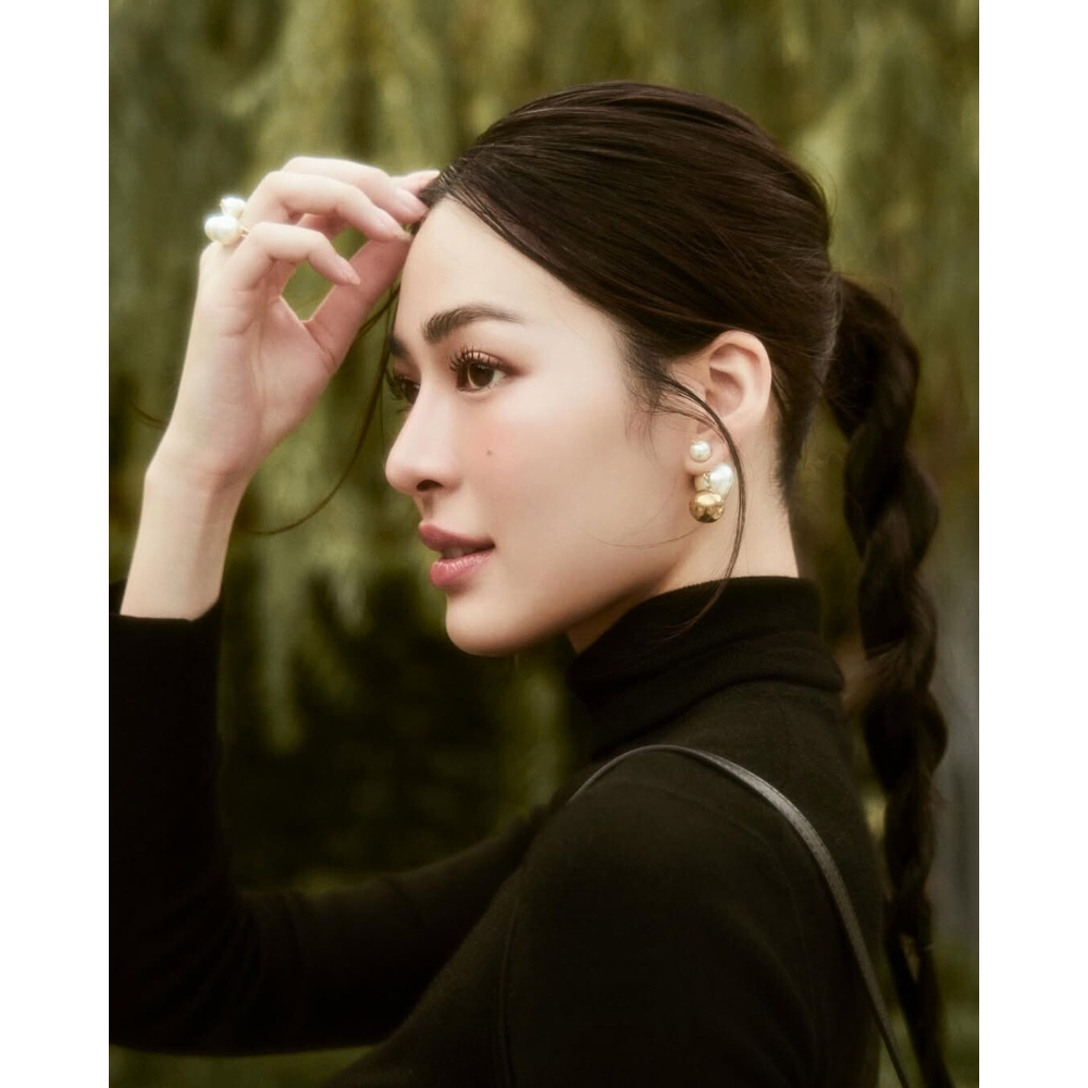 Lingling Kwong thắt tóc, đang để tay lên trán.