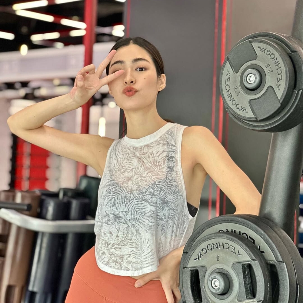 Lingling Kwong chụp ảnh trong phòng tập gym.