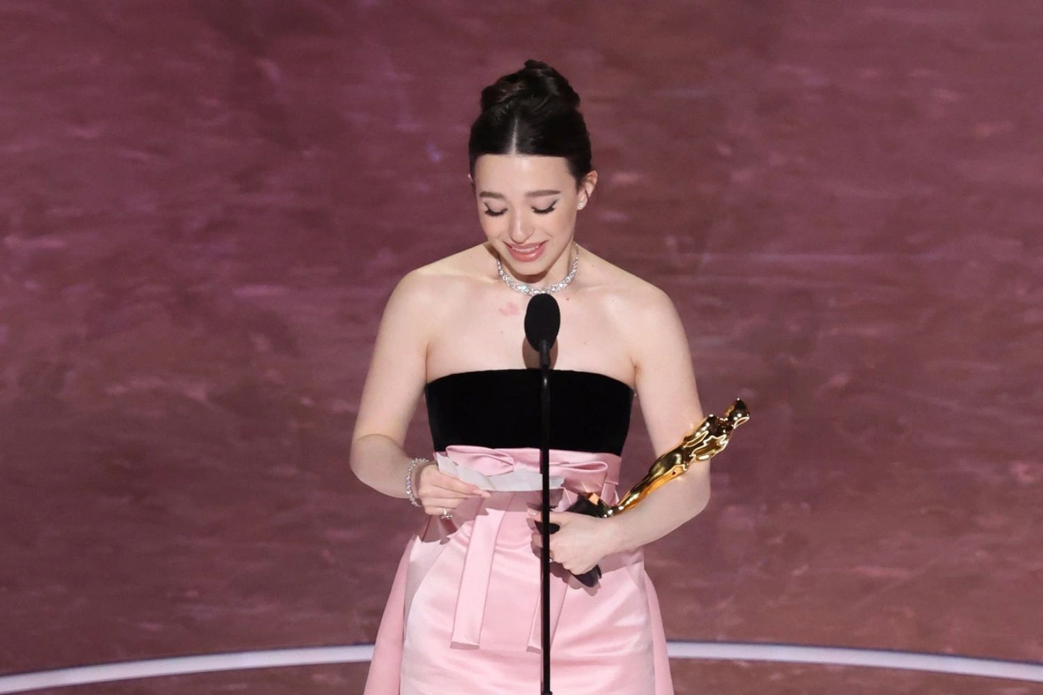 Mikey Madison đã có một đêm đáng nhớ khi giành tượng vàng Nữ diễn viên chính xuất sắc tại Oscar 2025