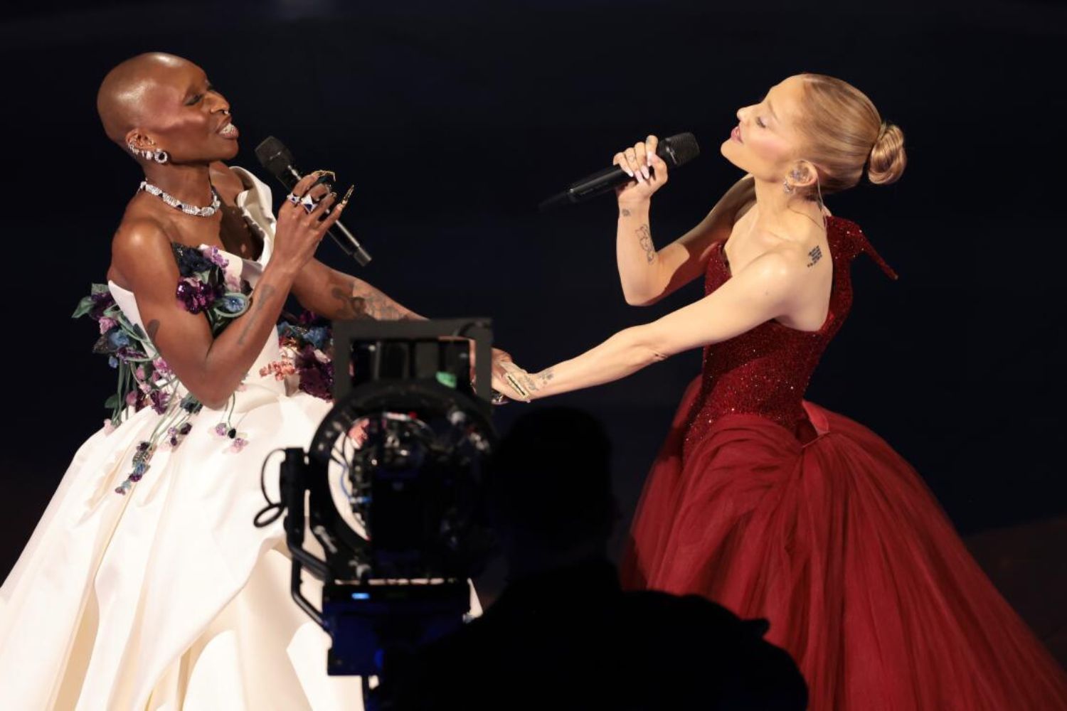 Ariana Grande và bạn diễn dự án Wicked - Cynthia Erivo - mở màn với ca khúc Somewhere Over the Rainbow tại OSCAR 2025