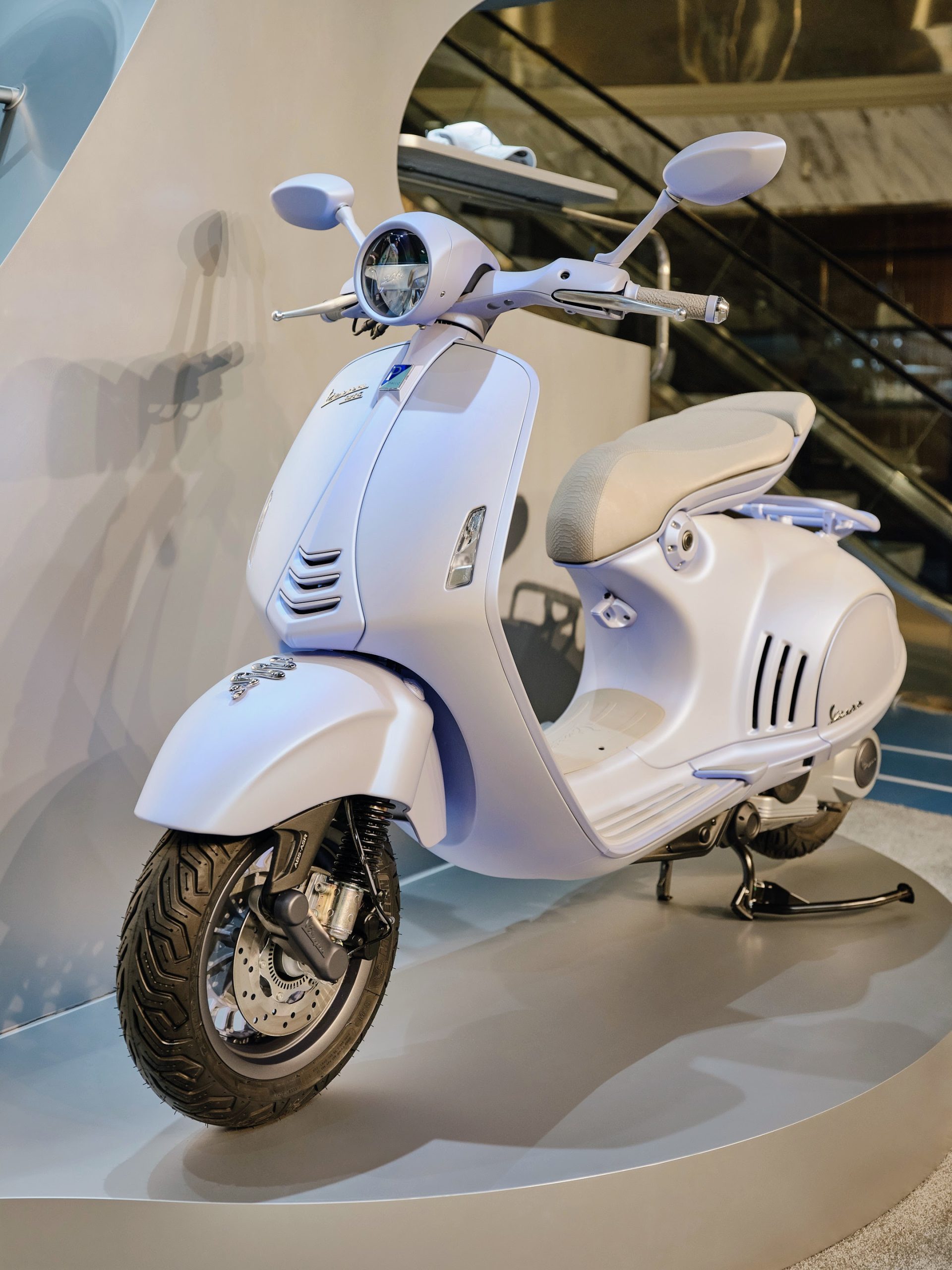Vespa 946 Snake màu trắng