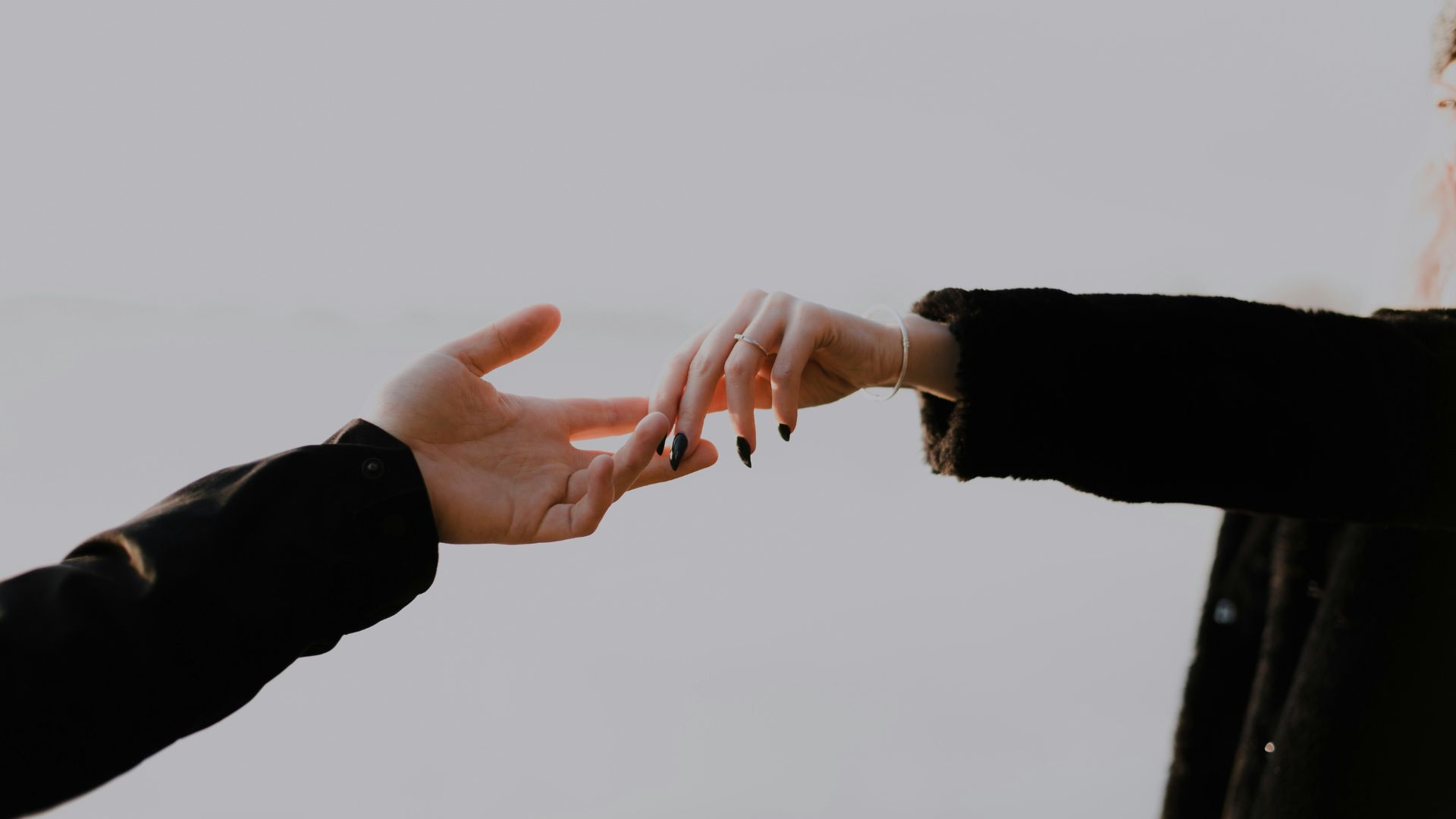 Hai người hướng nội nắm tay nhau