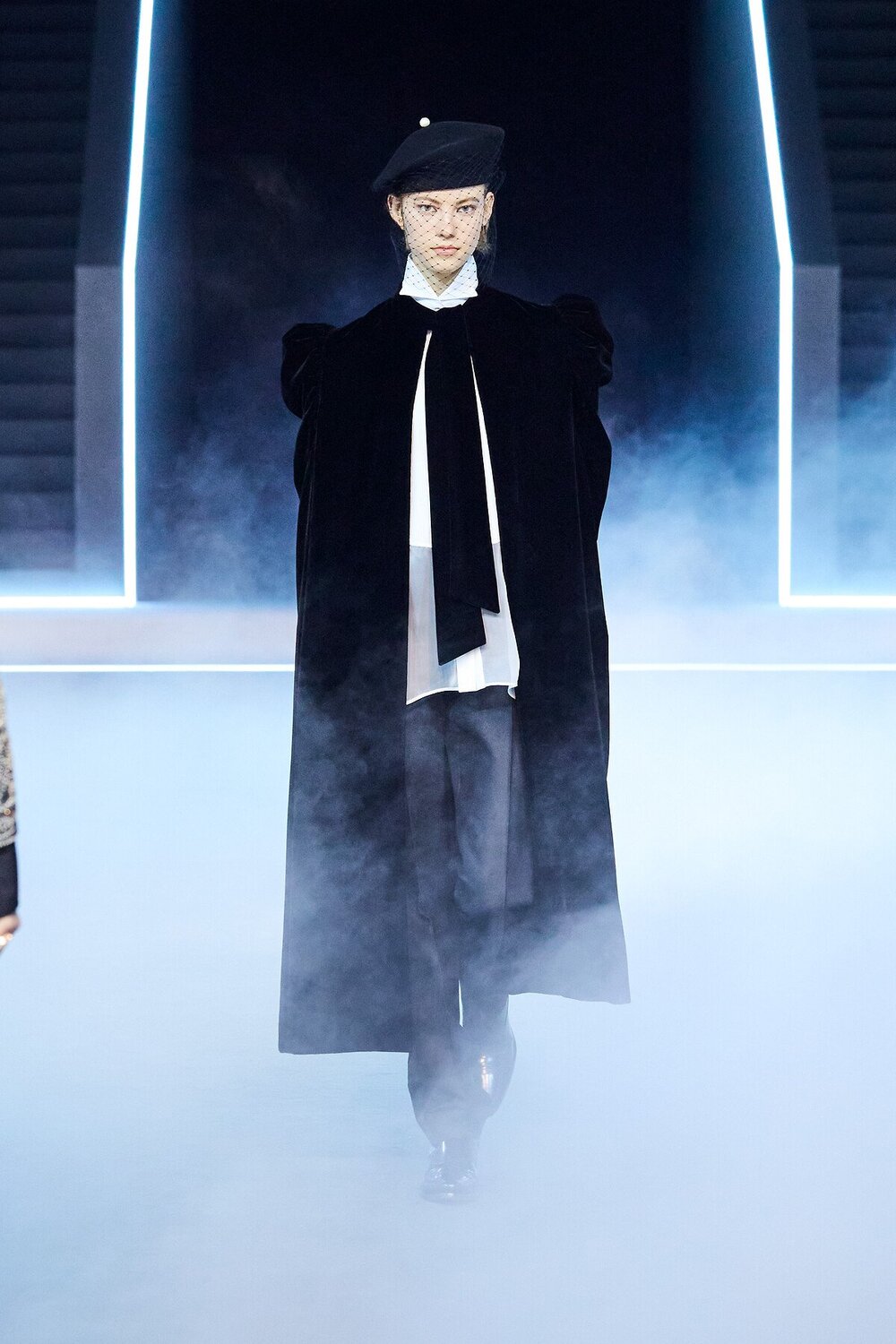 trench coat nhung BST Dior Thu-Đông 2025