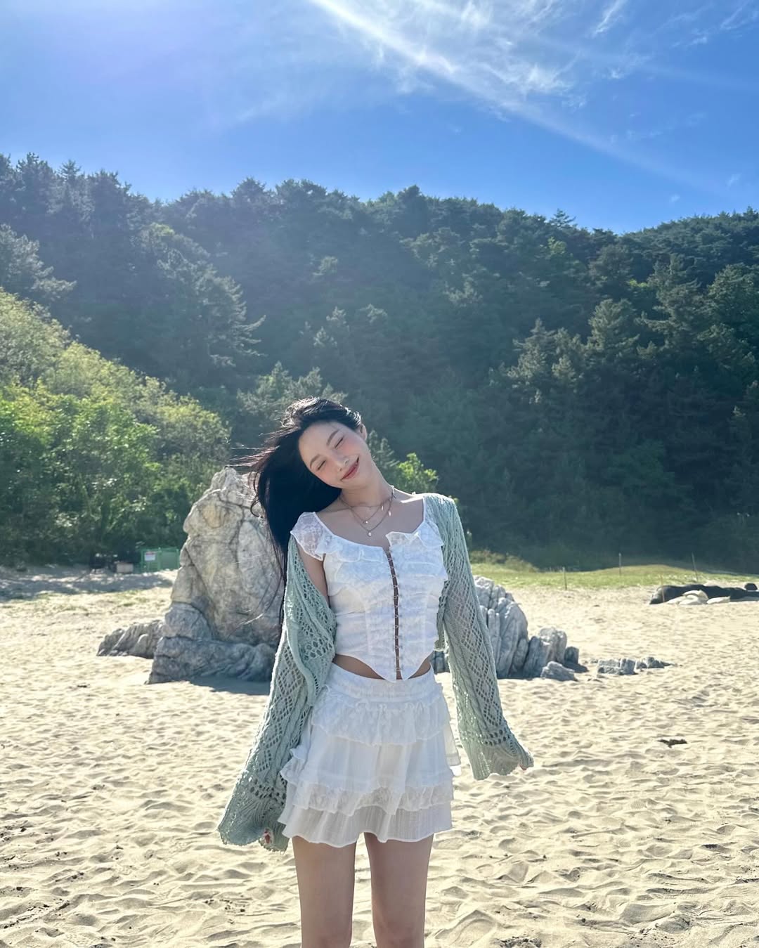 joy phối đồ trắng