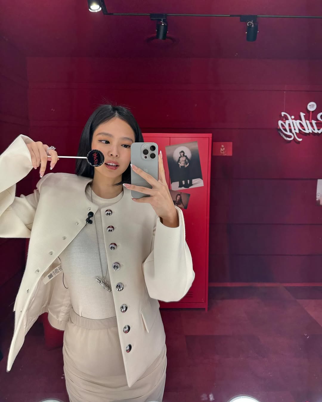 jennie mặc áo khoác không cổ 