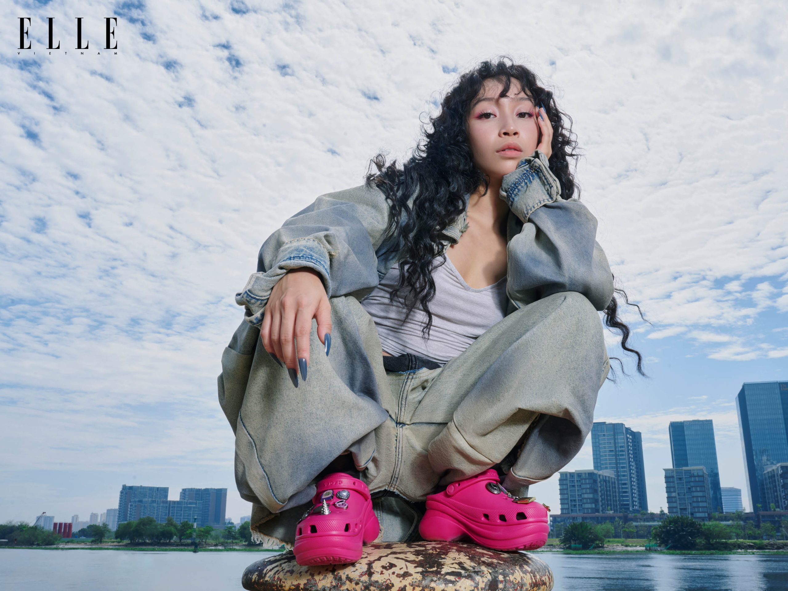 Ca sĩ Mỹ Anh phong cách cùng Crocs Bae Clog Dragonfruit