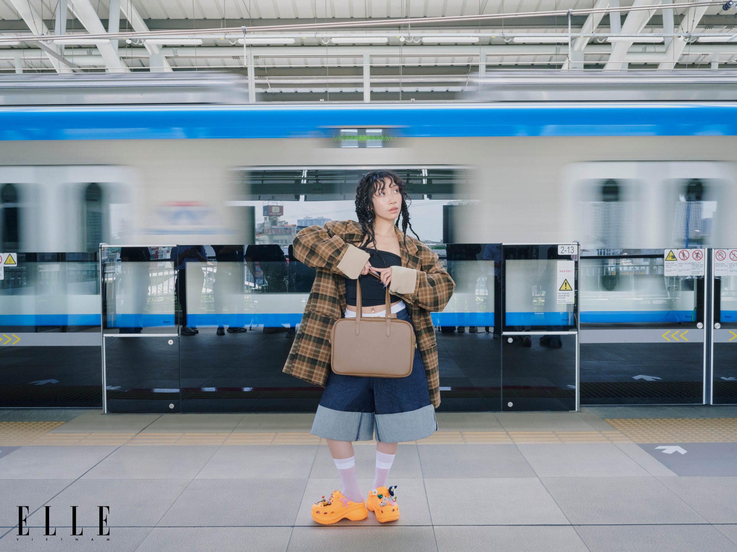 Ca sĩ Mỹ Anh phong cách cùng Crocs Bae Clog Orangesicle tại ga metro