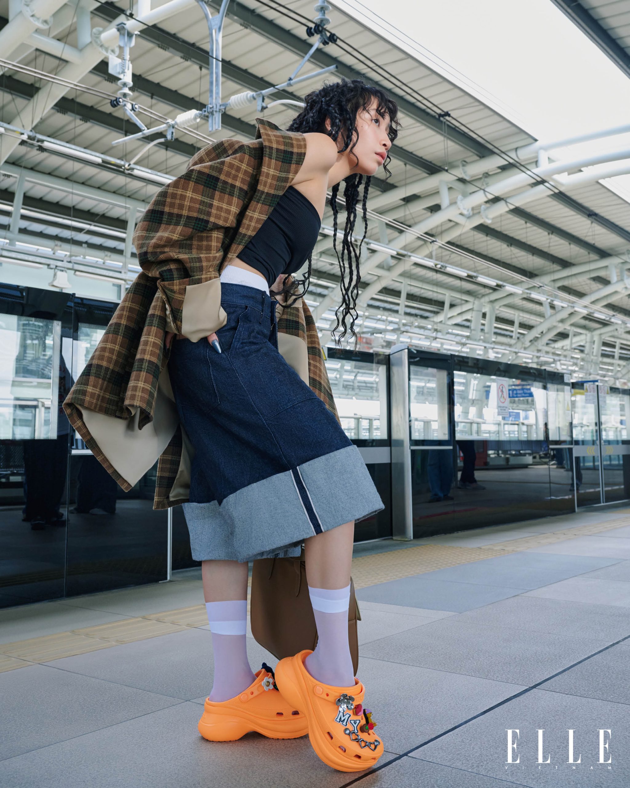 Ca sĩ Mỹ Anh phong cách cùng Crocs Bae Clog Orangesicle tại Metro