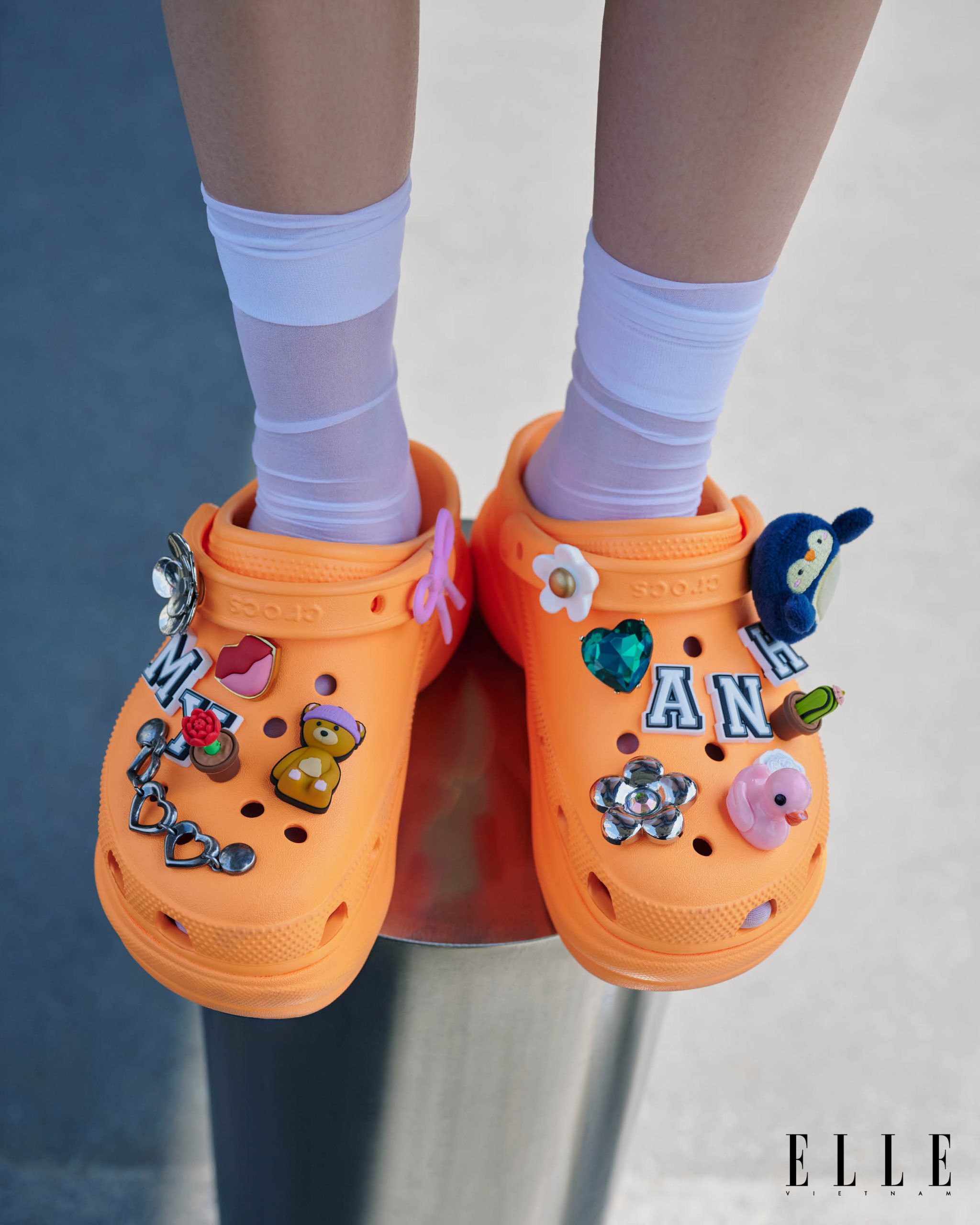 Ca sĩ Mỹ Anh phong cách cùng Crocs Bae Clog Orangesicle