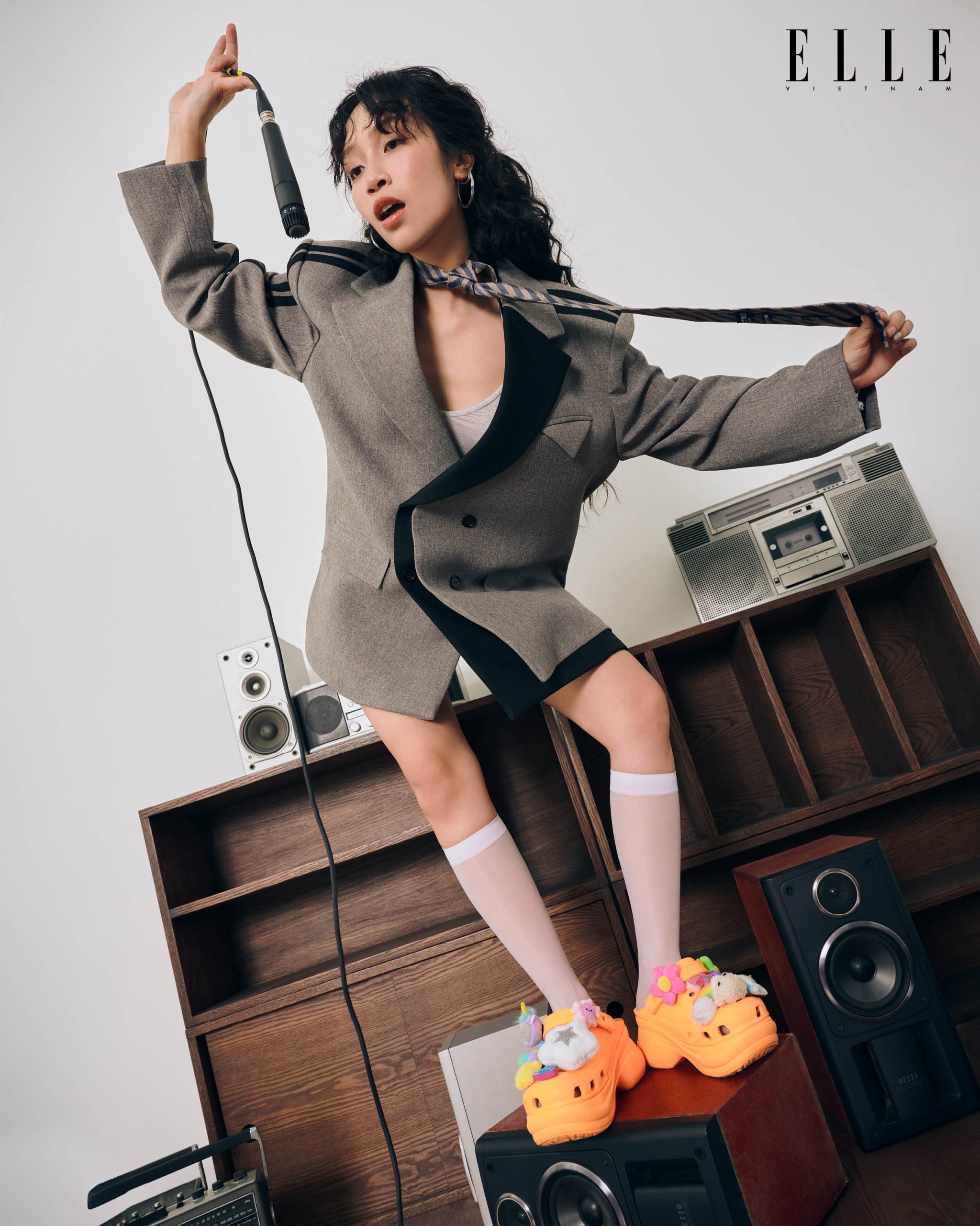 Ca sĩ Mỹ Anh phong cách cùng Crocs Bae Clog Orangesicle trong phòng thu