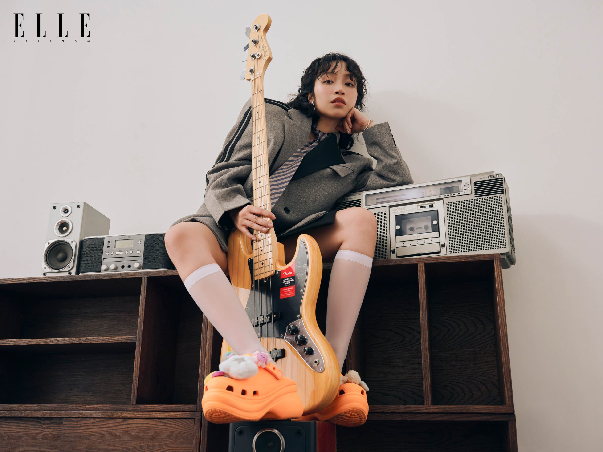Ca sĩ Mỹ Anh phong cách cùng Crocs Bae Clog Orangesicle bên đàn guitar