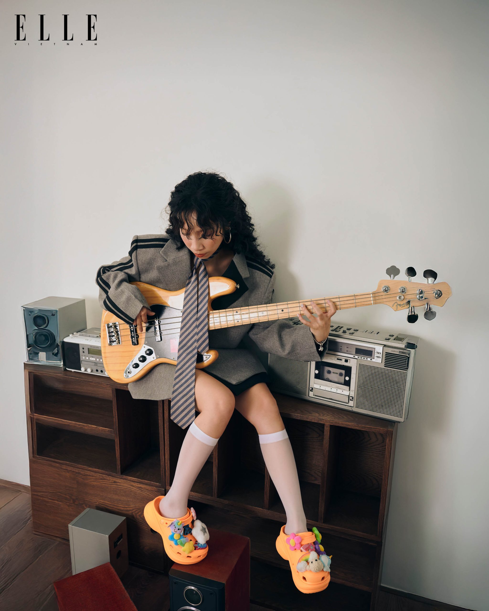 Ca sĩ Mỹ Anh phong cách cùng Crocs Bae Clog Orangesicle và chơi guitar
