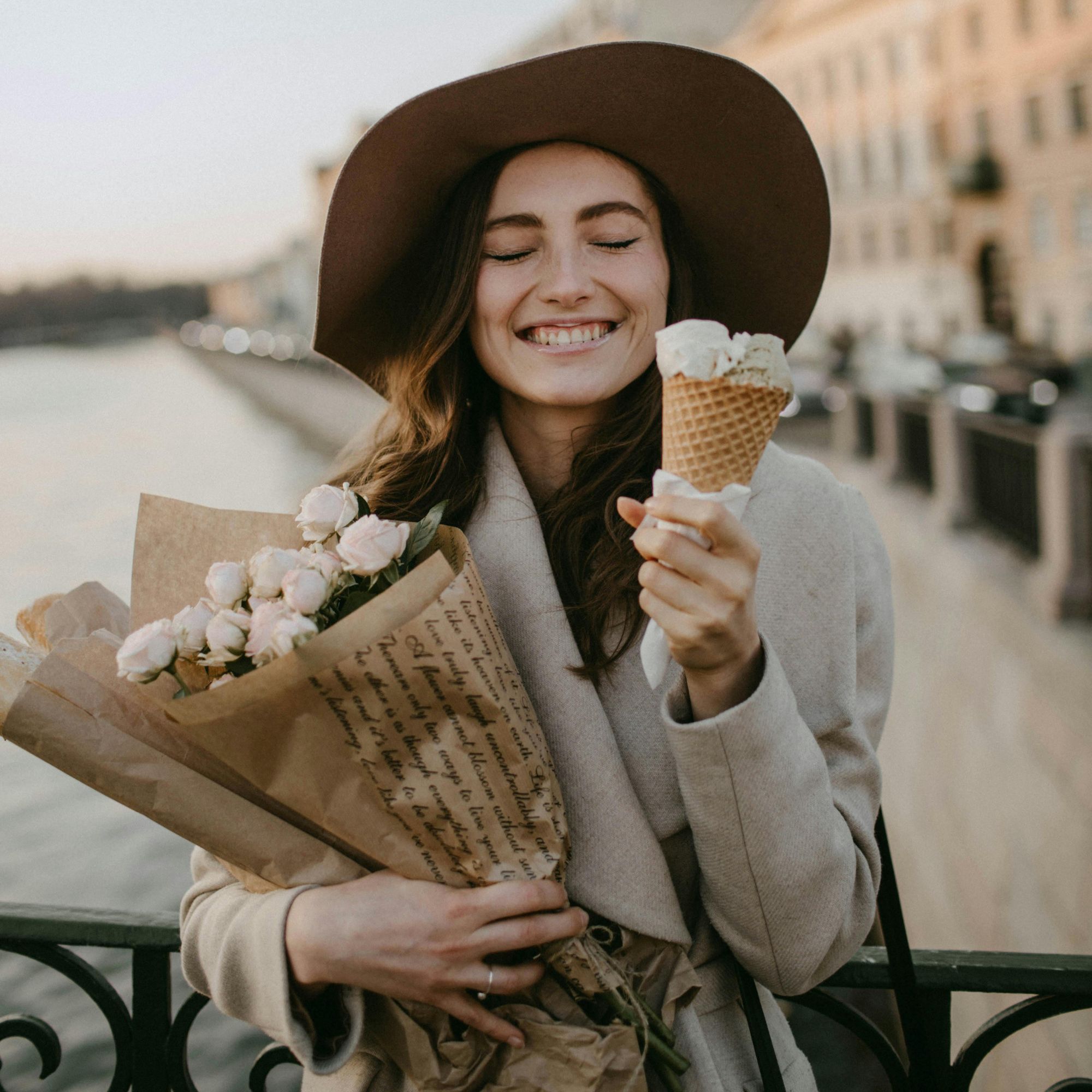 cô gái đội mũ có tính cách cầu tiến