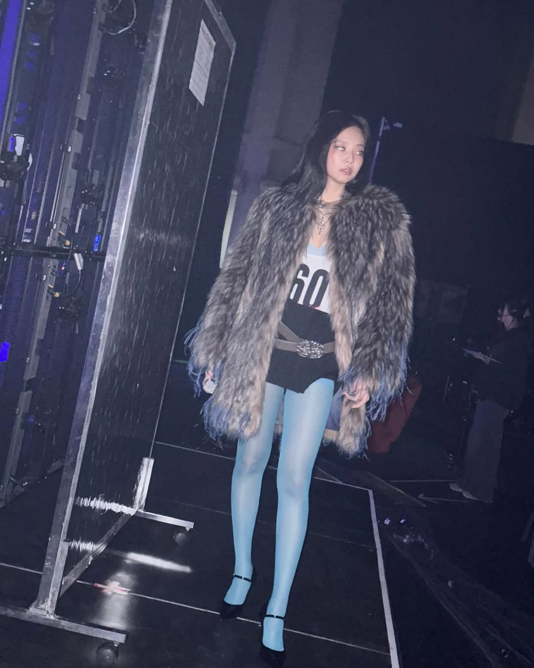 jennie diện quần tất xanh