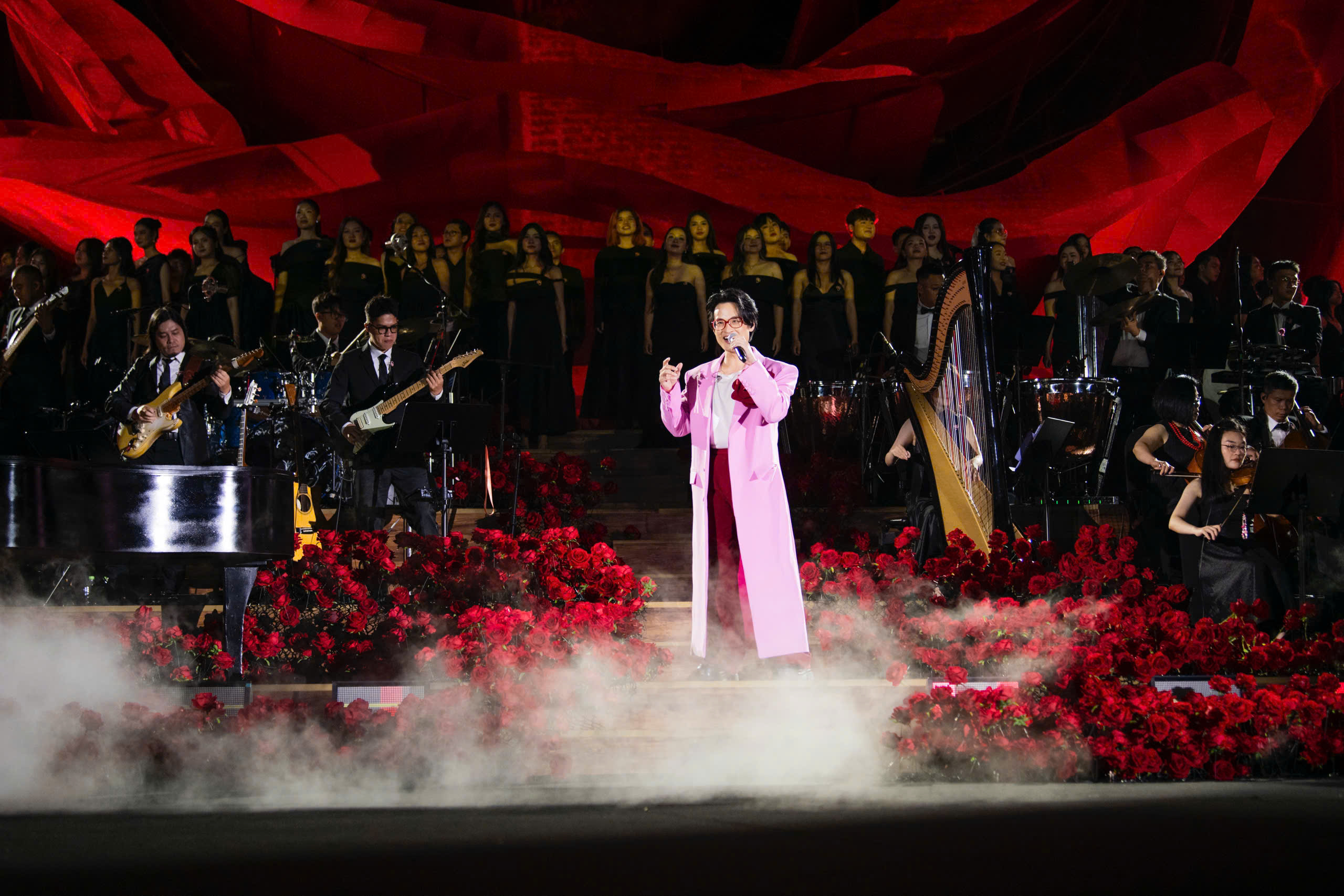 Hà Anh Tuấn Sketch a Rose concert hát cùng dàn nhạc