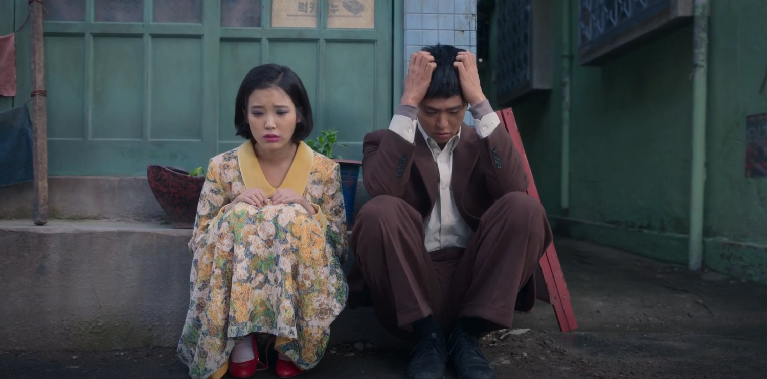 IU mang đầm hoa màu vàng when life gives you tangerines