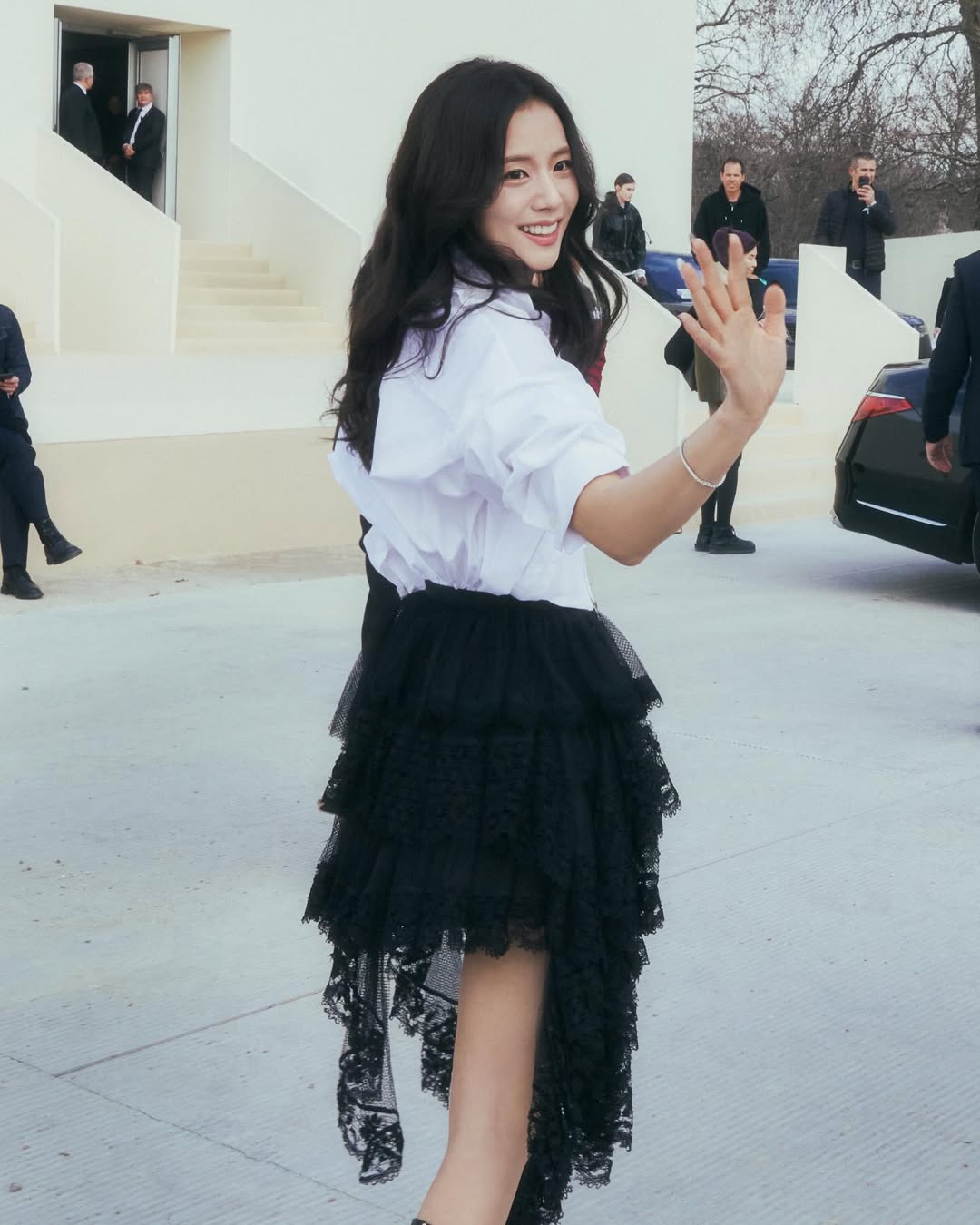jisoo diện váy xếp ly đen