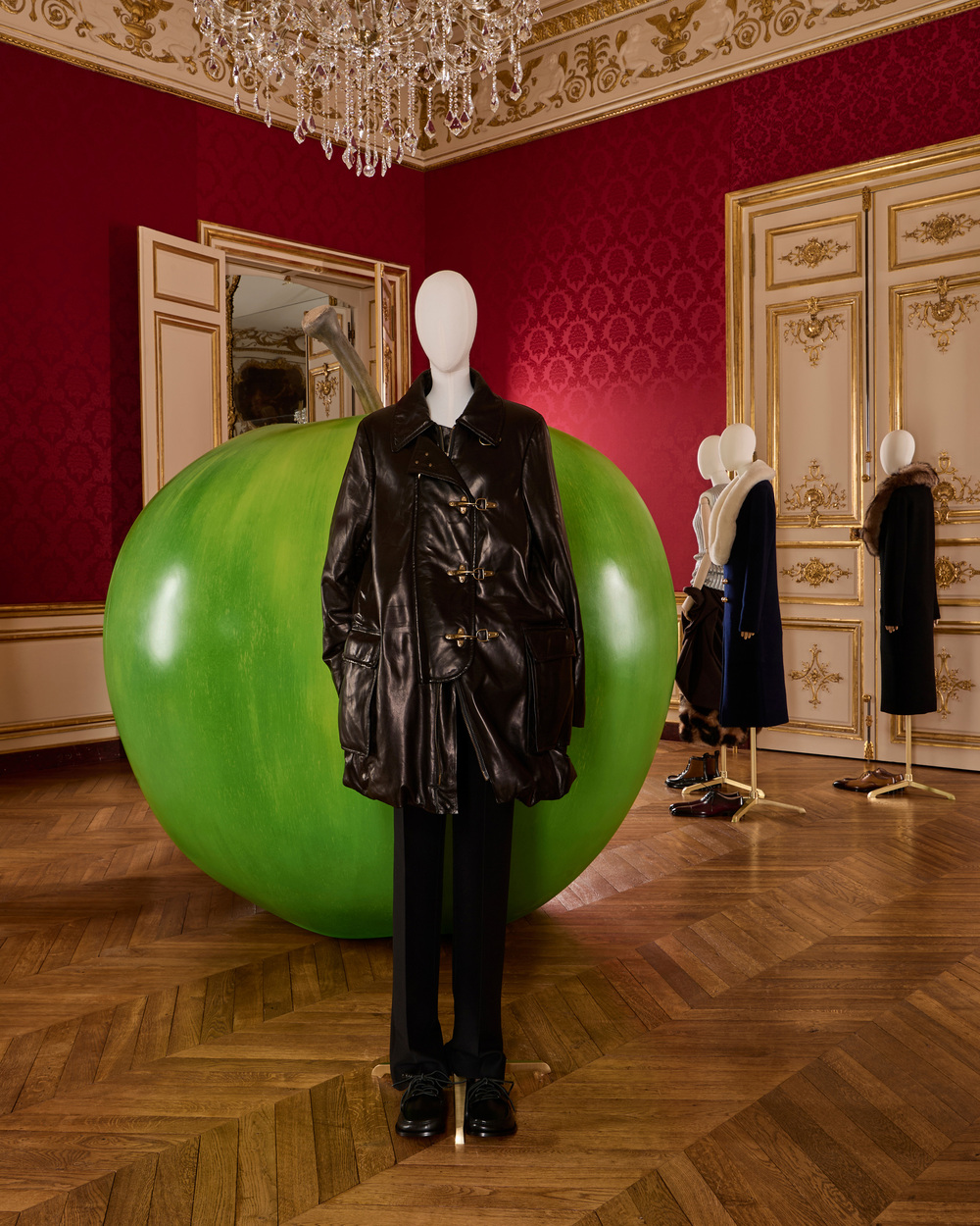 trnech coat da BST Loewe Thu-Đông 2025