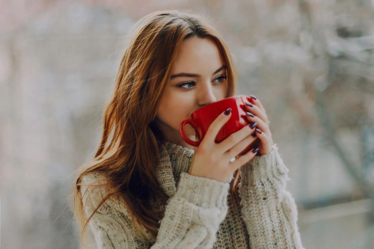 Cô gái đang uống cà phê yêu thích trong bài trắc nghiệm