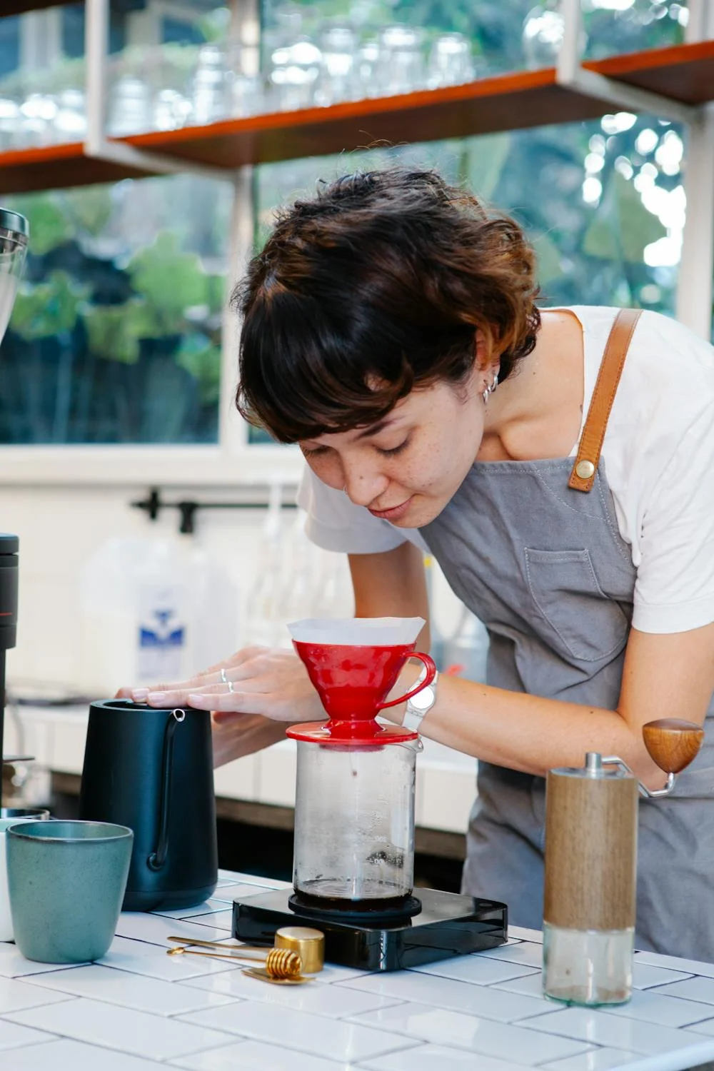 Cô gái pha cà phê trong bài trắc nghiệm