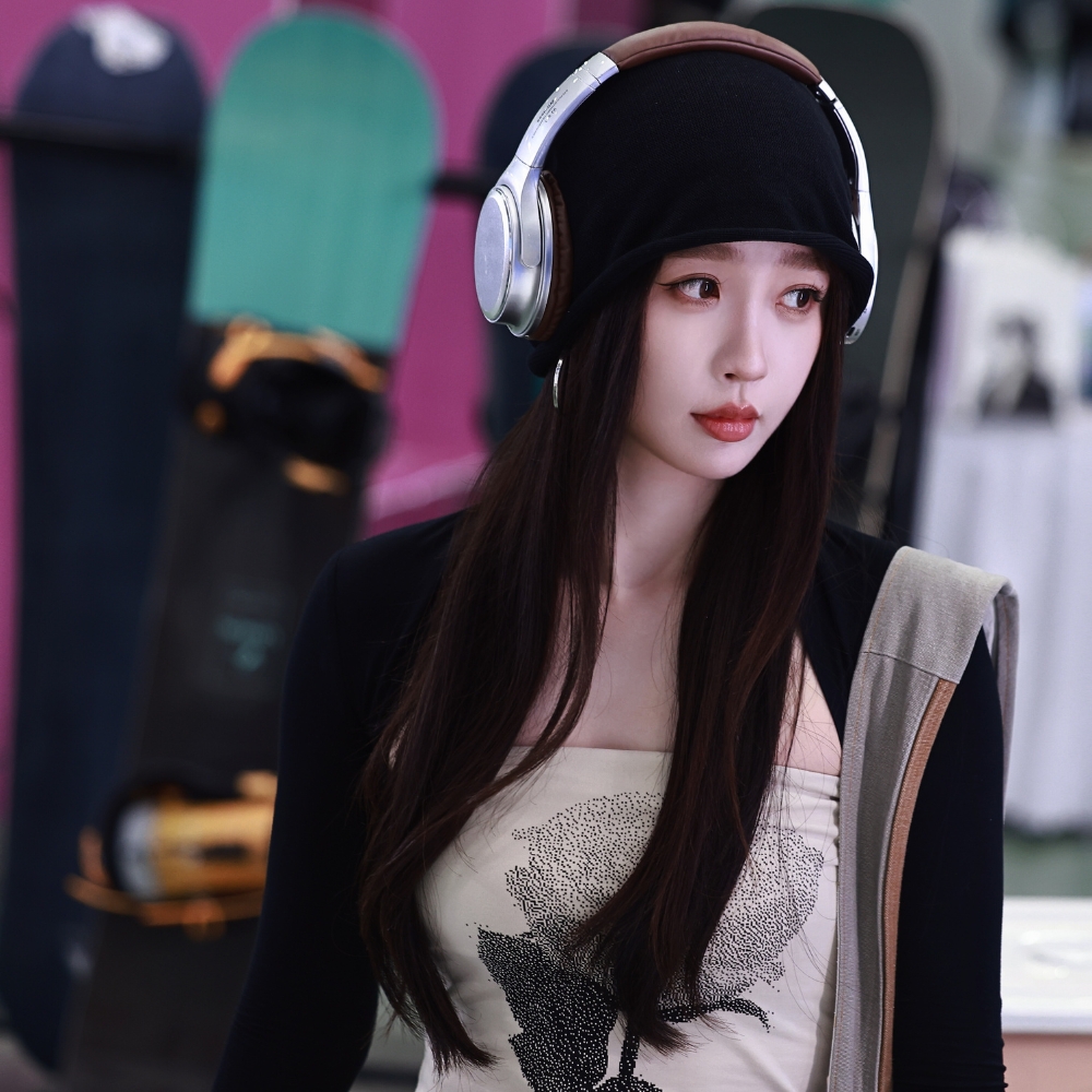 Ngu Thư Hân xõa tóc, đội mũ vải đen và đeo headphone.