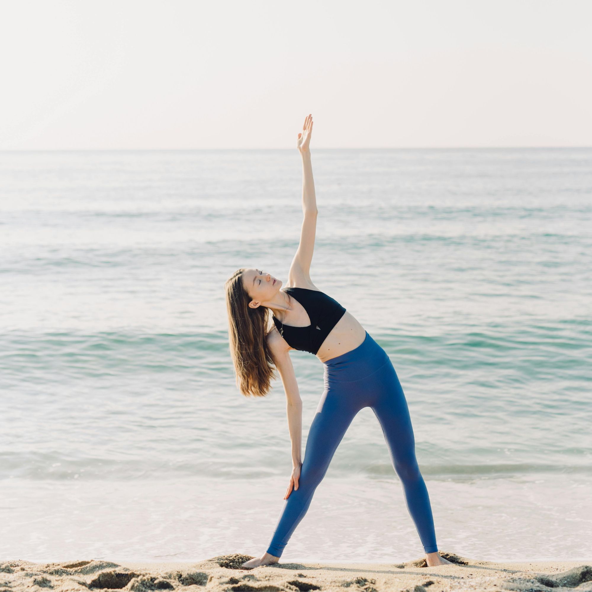 cô gái tóc nâu tập yoga để quản lý căng thẳng