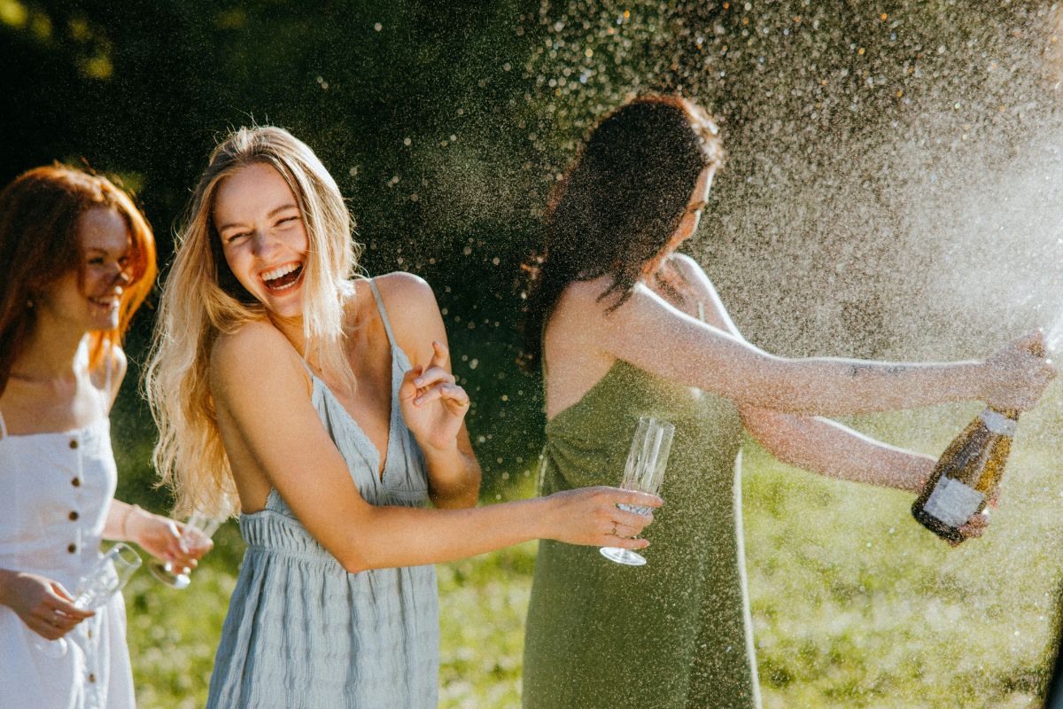 Ba cô gái khui champagne có sức ảnh hưởng