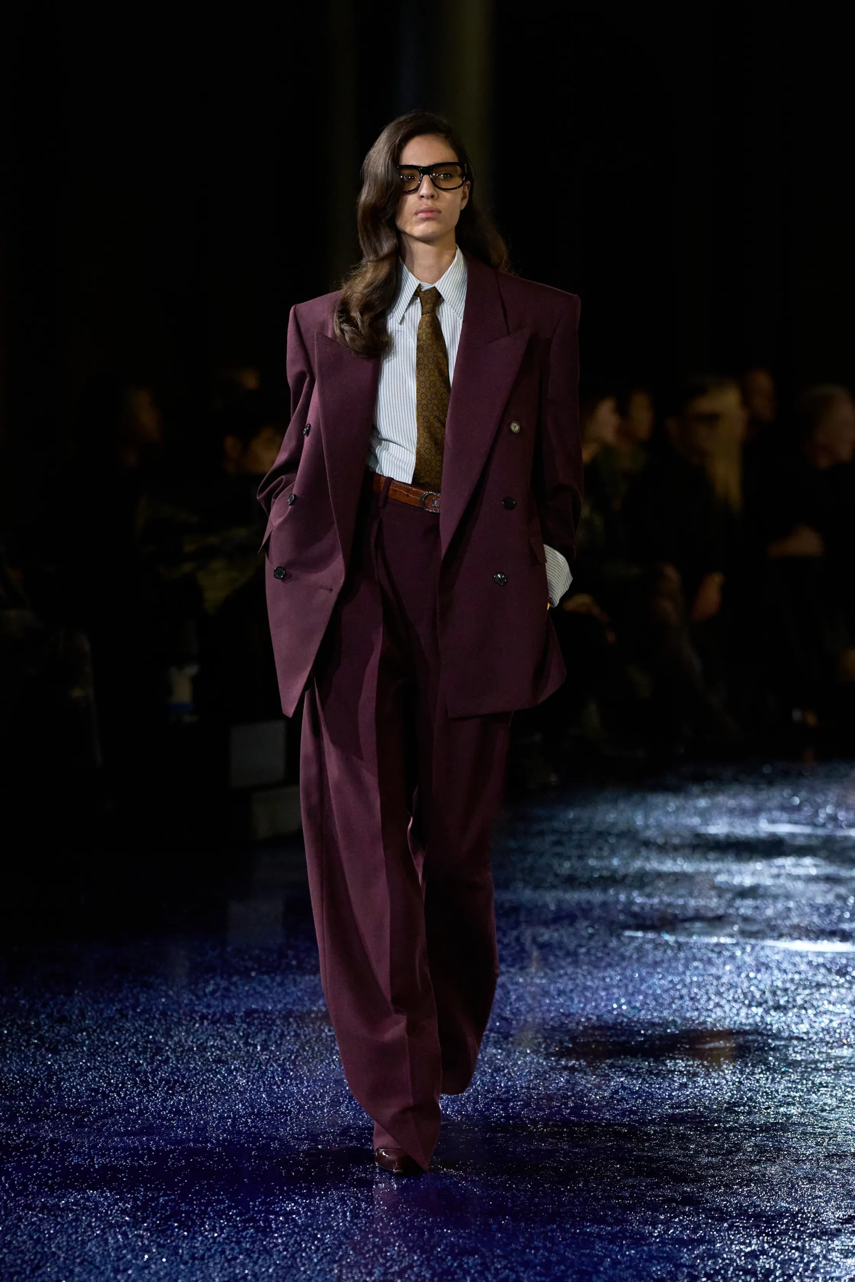 saint laurent xuân hè 2025 vest tím