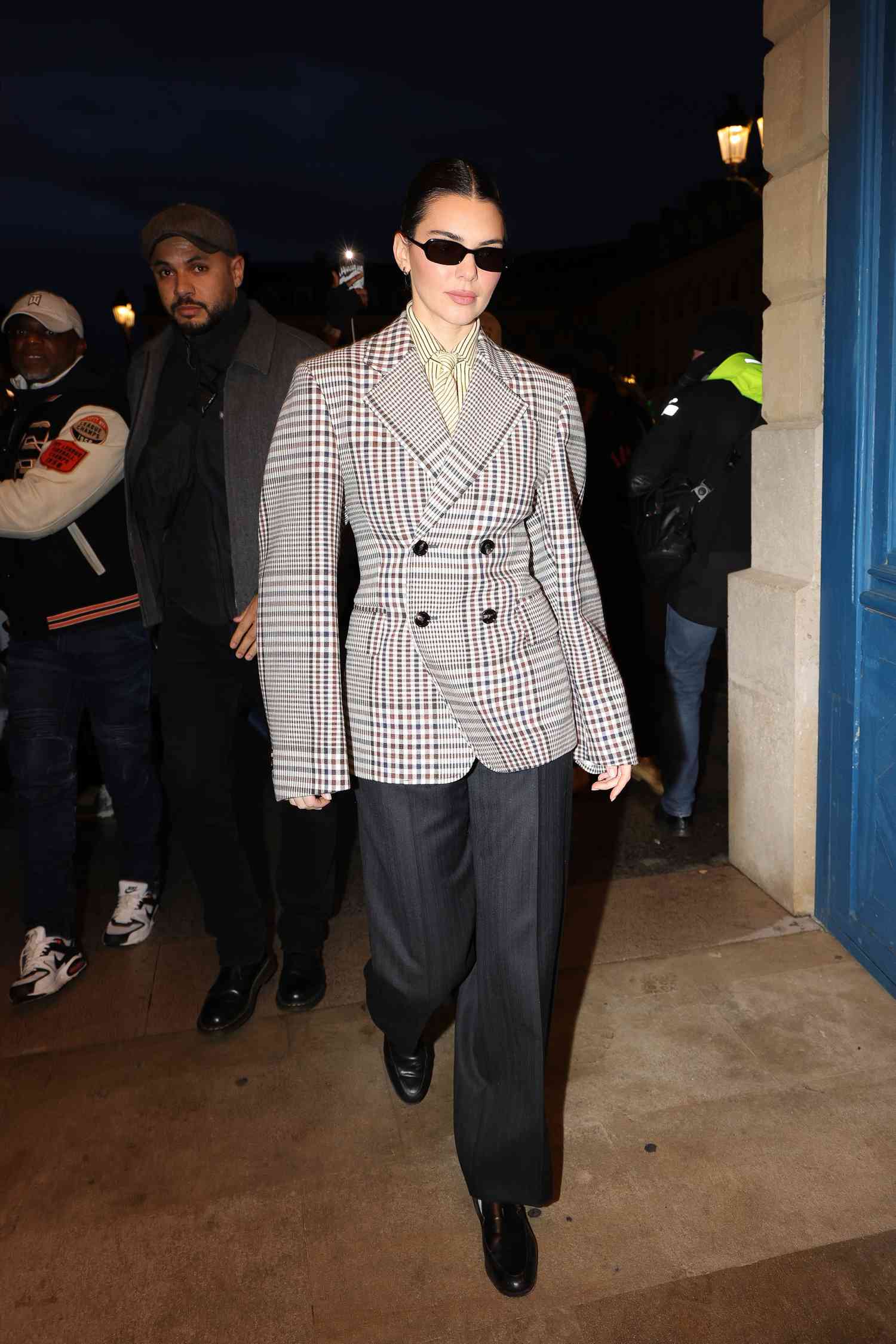 kendall jenner vest phong cách power suit