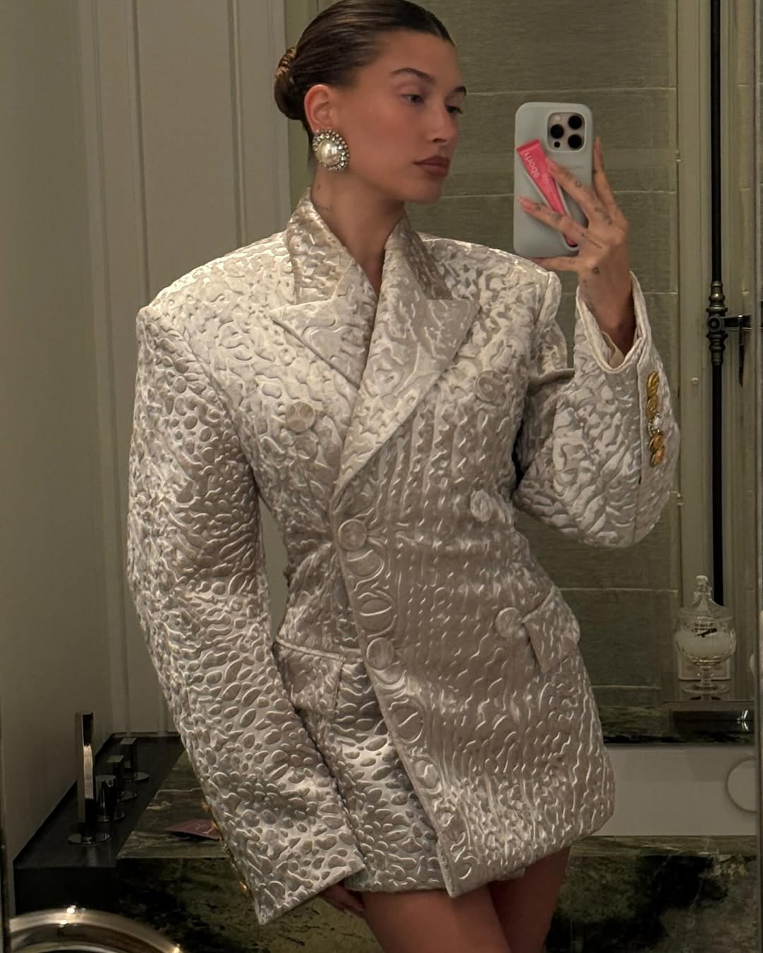 hailey bieber vest phong cách power suit