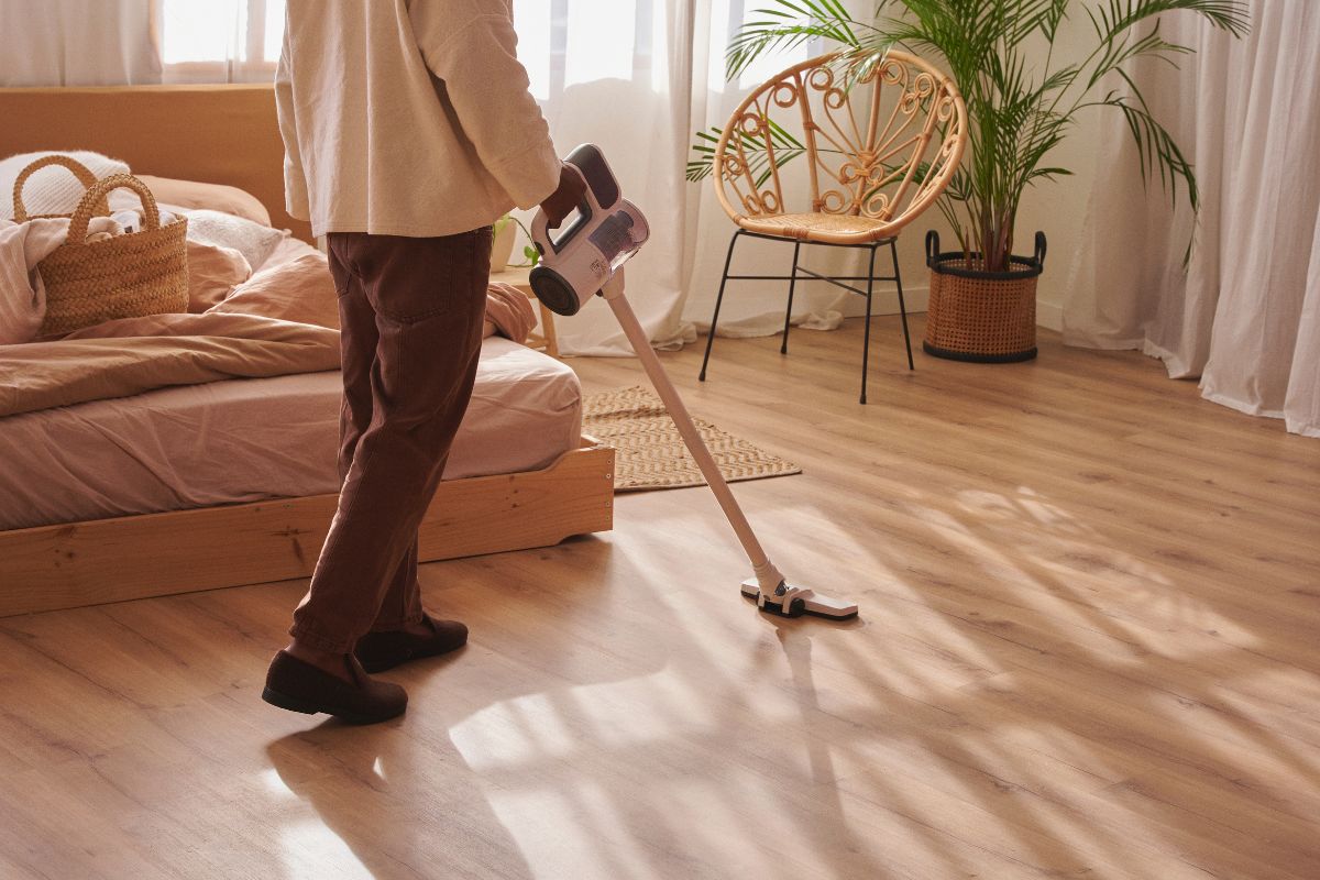 Cô gái hút bụi sàn nhà để tiết kiệm